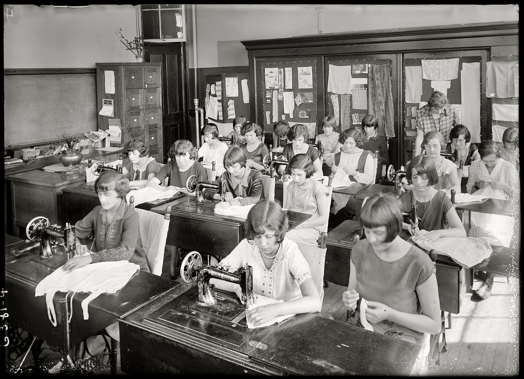 New York, June 1925. "Girls' sewing class." The making of America's home- makers. 5x7 glass negative, George Grantham Bain Collection. View full size.