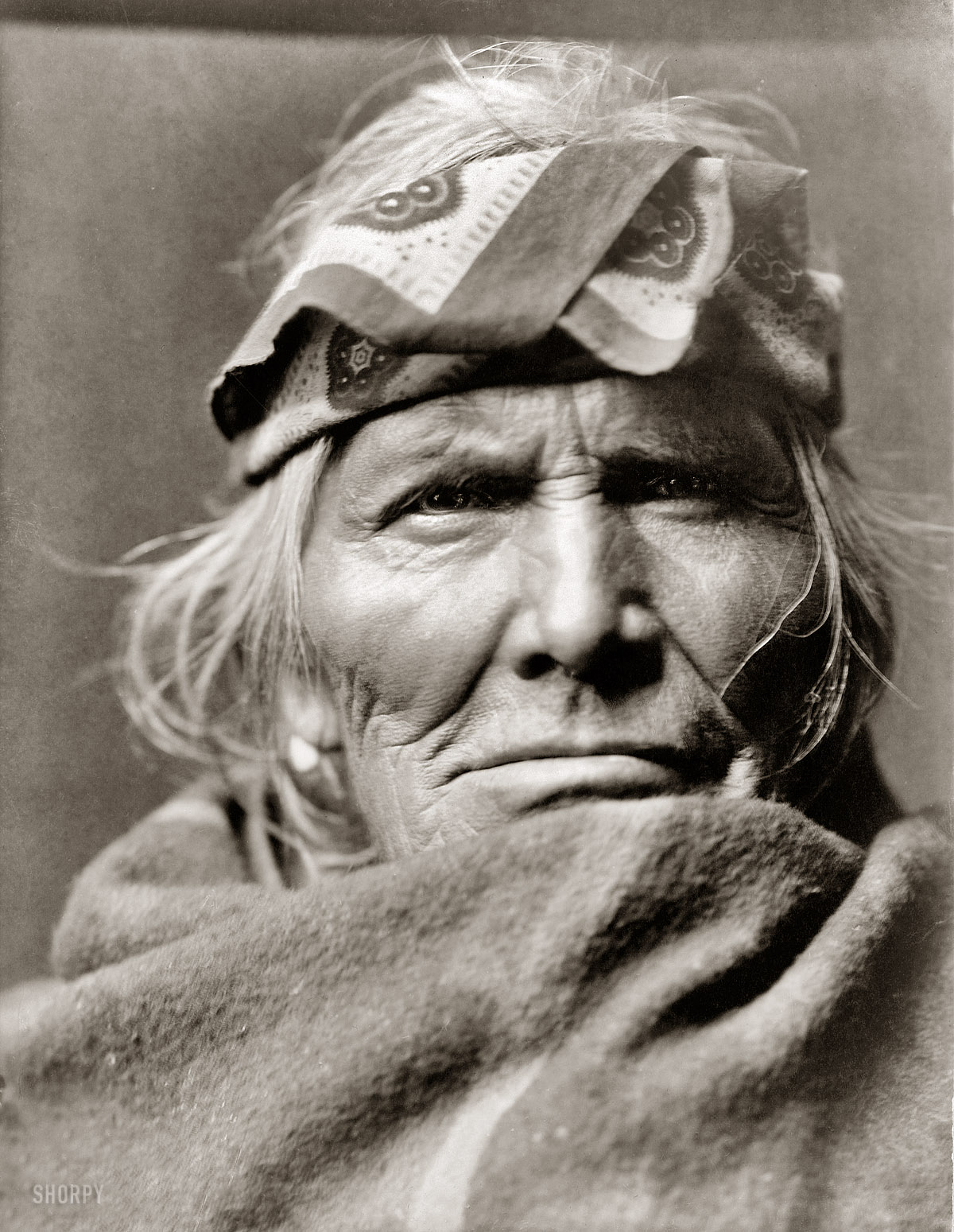 1903. The Zuni elder Si Wa Wata Wa. Who does not look like someone who put up with much nonsense. Photograph by Edward S. Curtis. View full size.