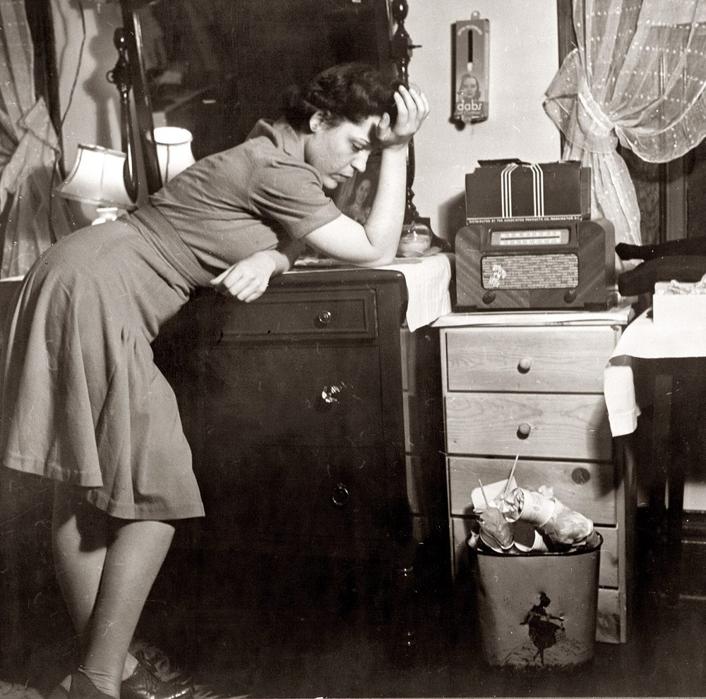 January 1943. Washington, D.C. "Listening to a murder mystery on the radio in a boardinghouse." This is one of the photos in the new Ken Burns documentary "The War," with the narrator talking about people listening to war news. Photo by Esther Bubley. View full size. Two other photos used in "The War" are here and here, even though the latter picture was taken in 1936, three years before WWII began, and is in Tennessee, not Alabama, as implied by the voiceover.
