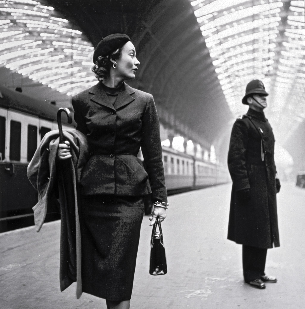 1951. Lisa Fonssagrives at Victoria Station in London. Photograph by Toni Frissell for Harper's Bazaar. View full size.