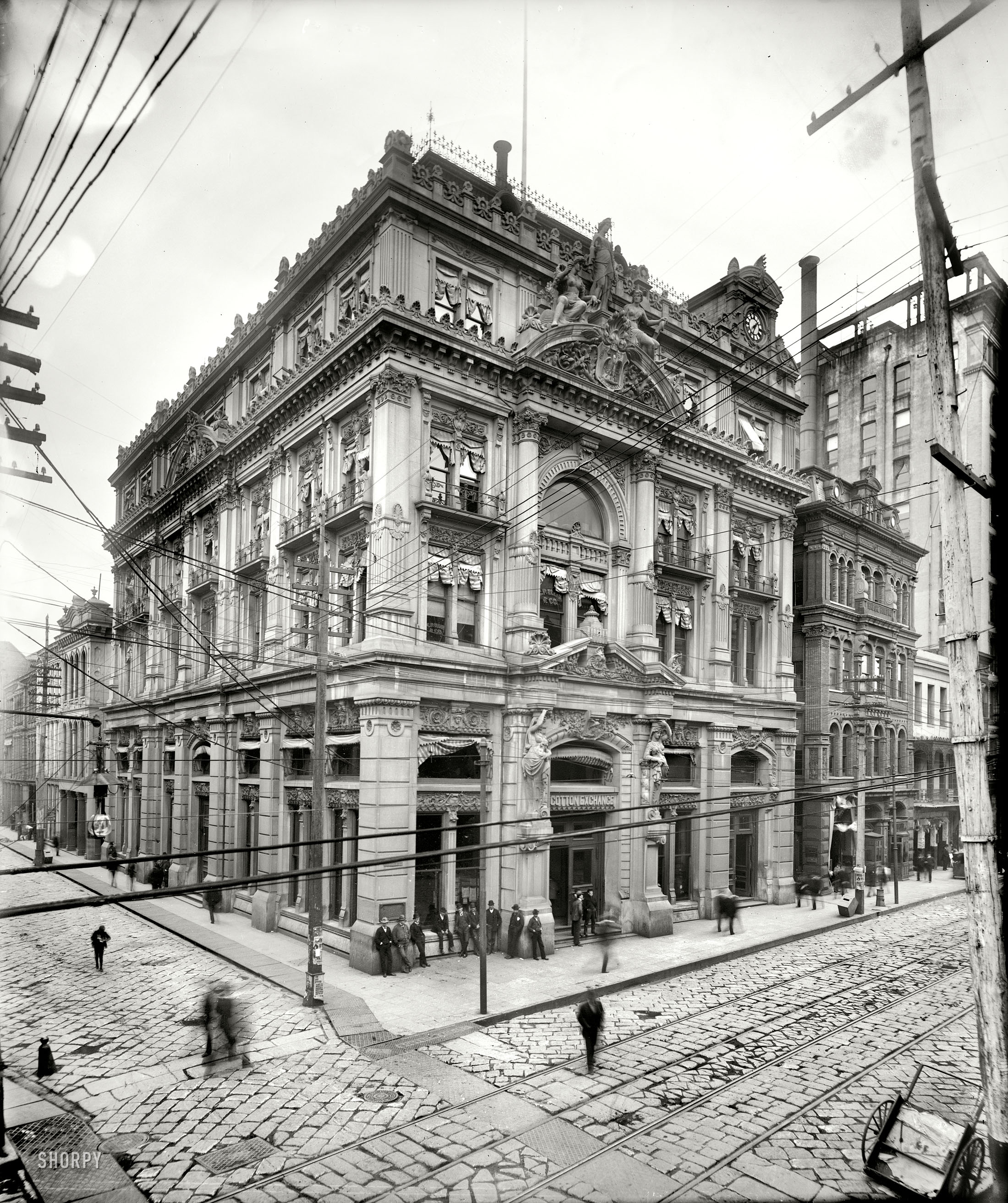 Circa 1900. "Cotton Exchange, New Orleans." Something of a boll market. 8x10 inch dry plate glass negative, Detroit Publishing Company. View full size.