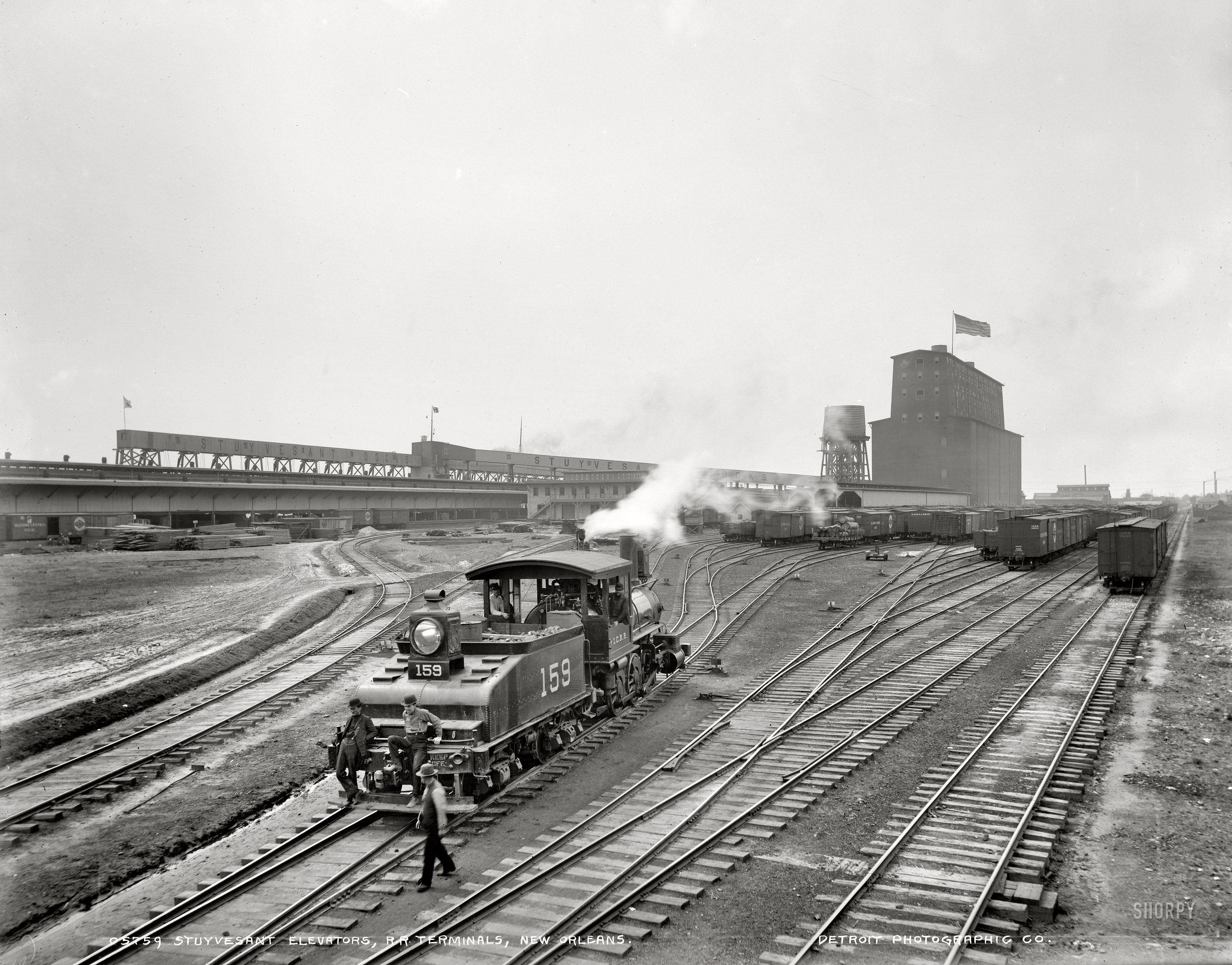 Louisiana circa 1900. "Stuyvesant elevators, docks, R.R. terminal at New Orleans." Detroit Publishing Company glass negative. View full size.