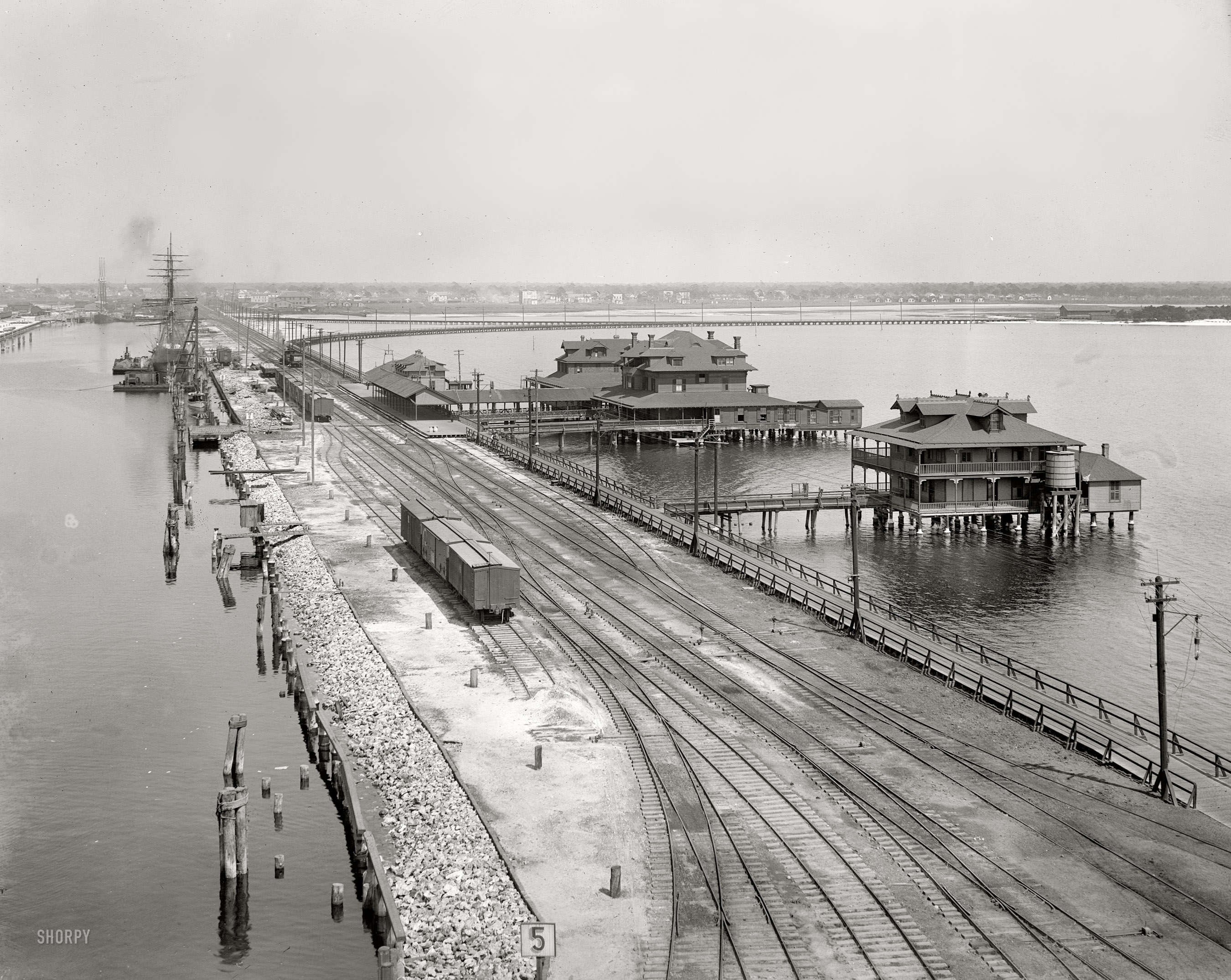 Another look at Old Florida circa 1900. "Port Tampa Inn and docks." Detroit Publishing Company glass negative. View full size.