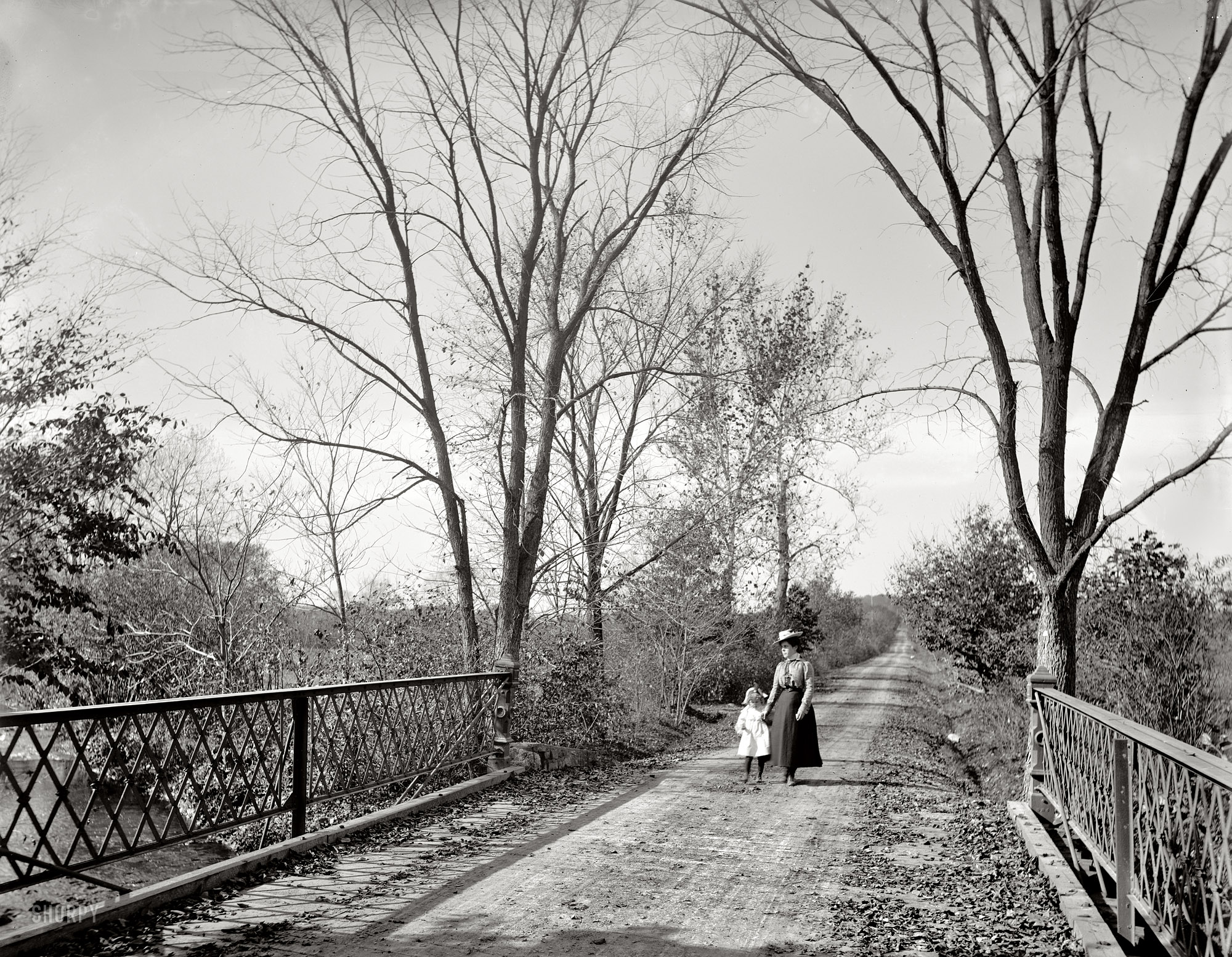 New Jersey circa 1900. "Mine Brook Road, Far Hills." We return to the Garden State to observe the lost art of strolling. Detroit Publishing Co. View full size.