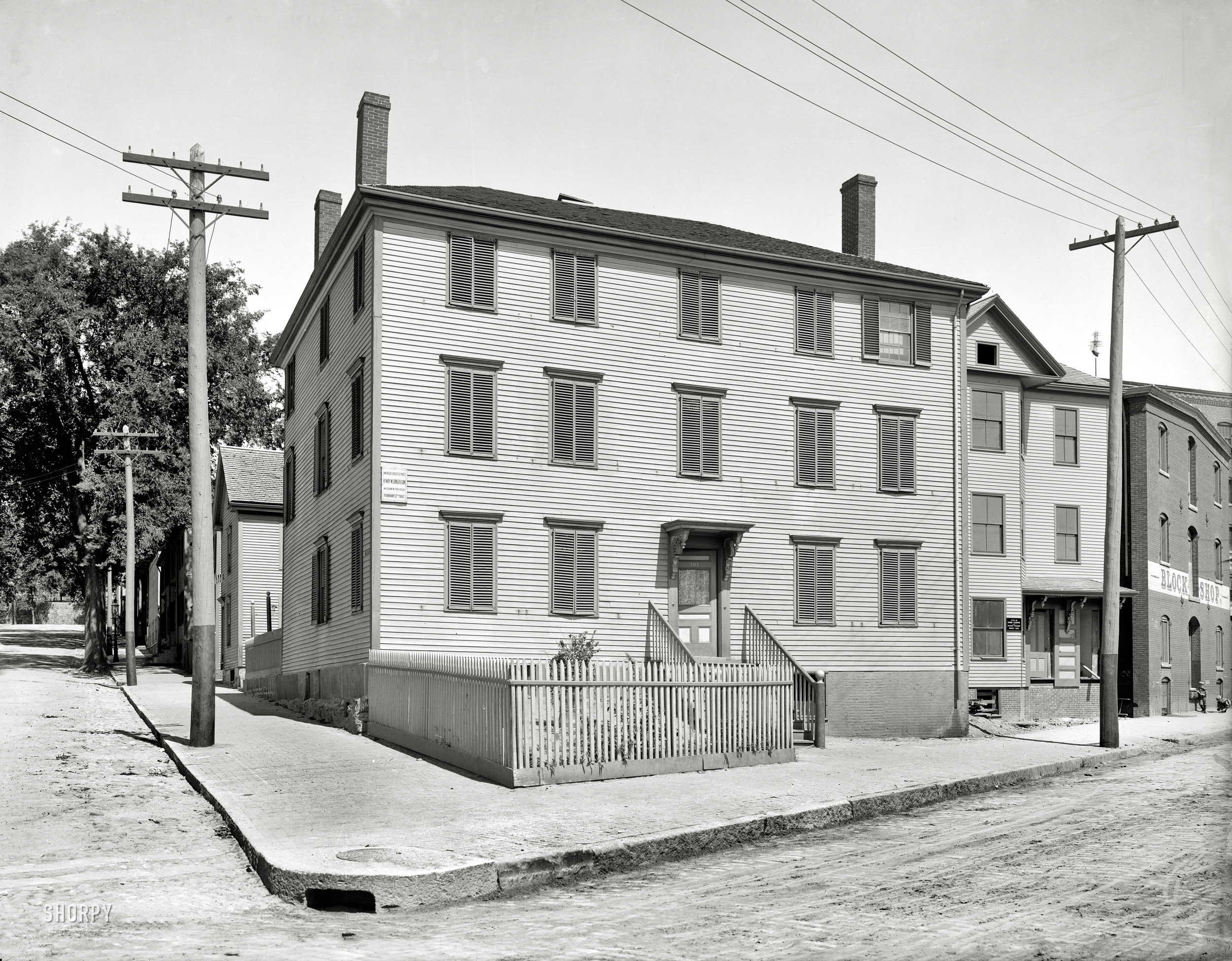 Portland, Maine, circa 1900. "Longfellow's birthplace." The home where Henry Wadsworth Longfellow was born in 1807, when Portland was part of Massachusetts. Off to the right, in front of the Block Shop: Two Shortfellows. 8x10 inch glass negative, Detroit Publishing Company. View full size.