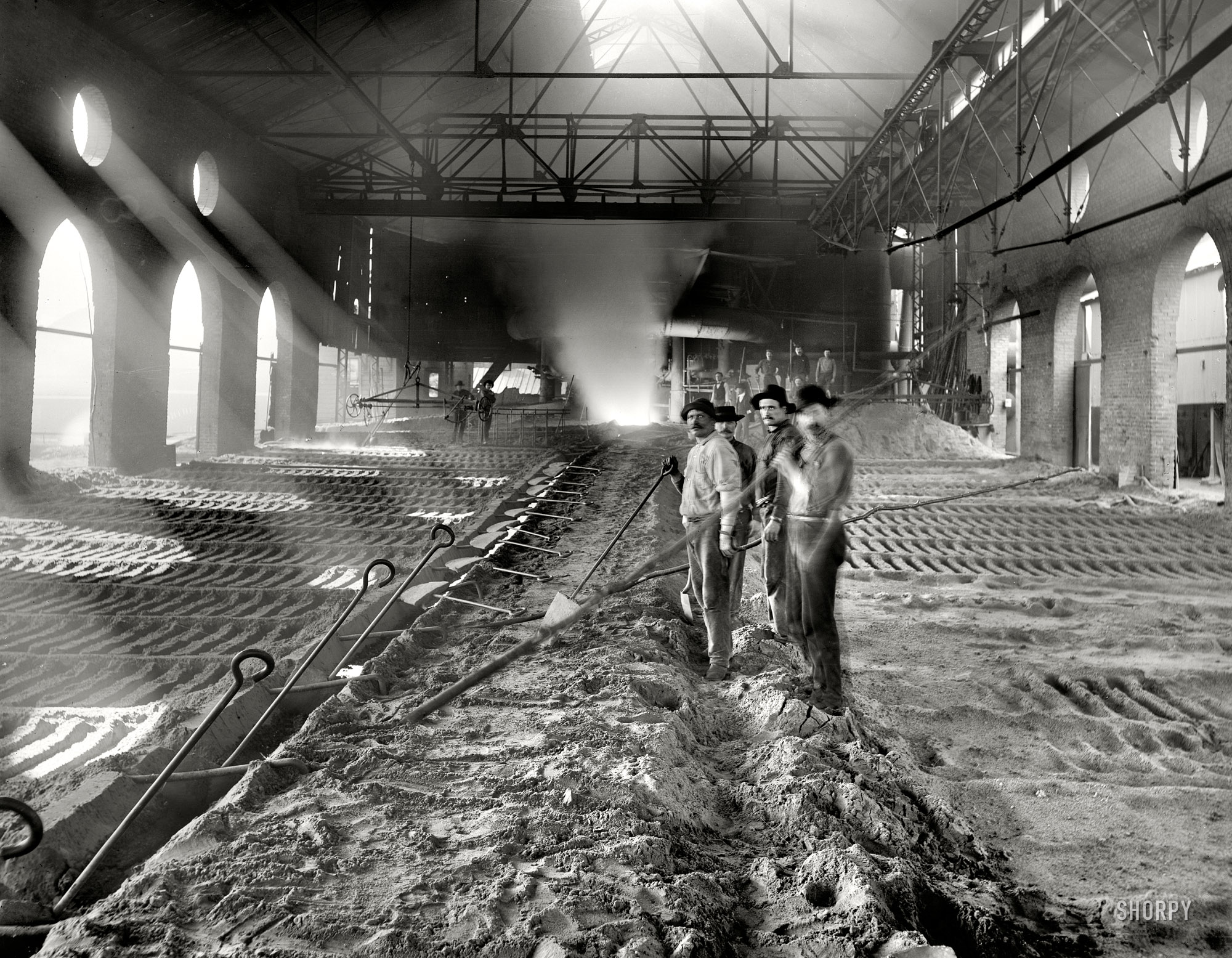 Chicago circa 1901: "Casting pig iron, Iroquois smelter." 8x10 inch dry plate glass negative, Detroit Publishing Company. View full size.