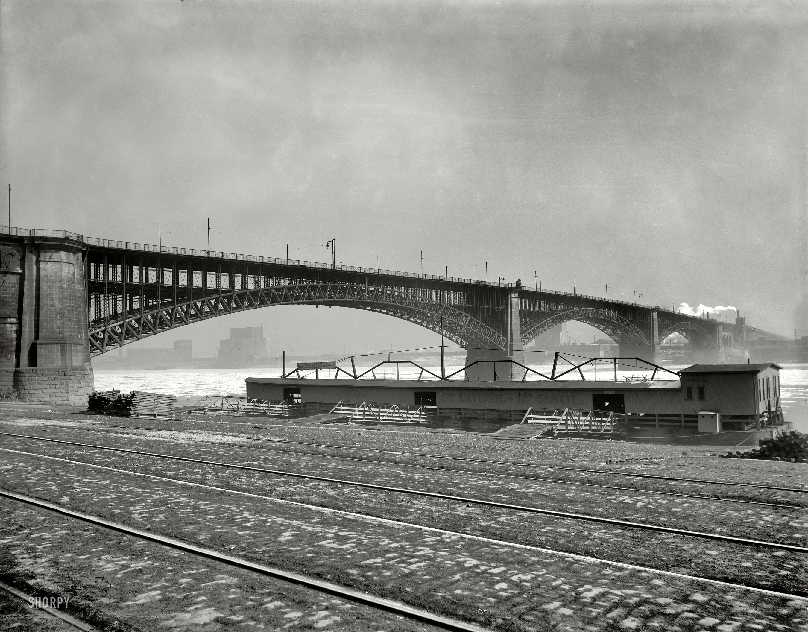 "Eads Bridge over the Mississippi at St. Louis, Missouri, 1901." 8x10 inch dry plate glass negative, Detroit Publishing Company. View full size.