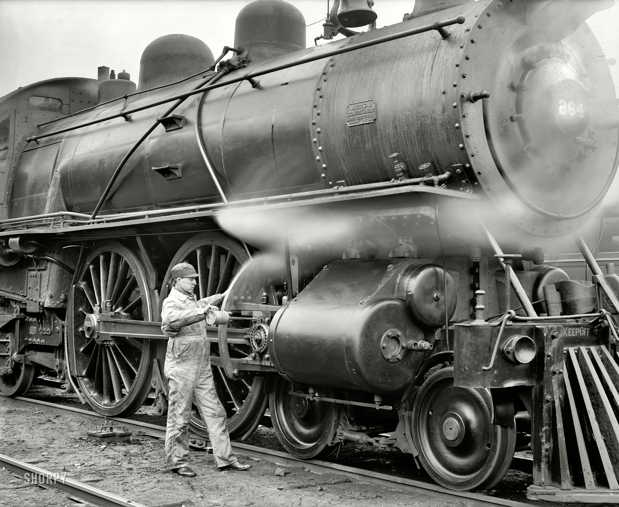 Circa 1904. "Michigan Central Railroad. Oiling up before the start." 8x10 inch dry plate glass negative, Detroit Publishing Company. View full size.