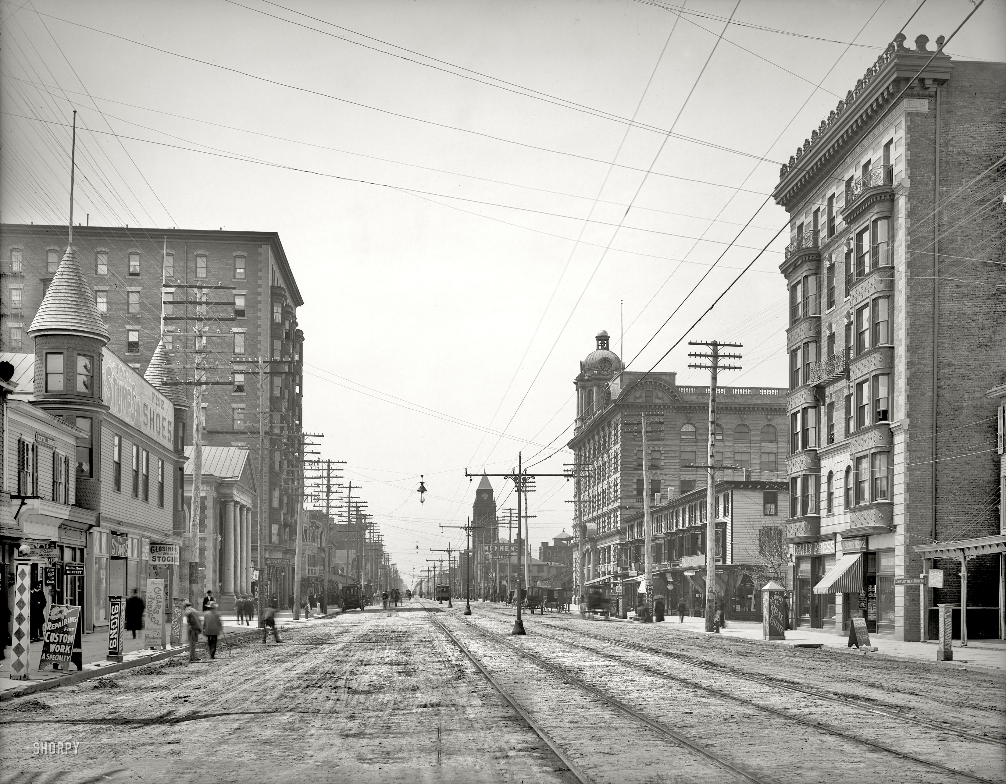 Atlantic City, New Jersey, circa 1905. "Atlantic Avenue." Meet you in front of Two Stumps in an hour. Detroit Publishing Co. glass negative. View full size.
