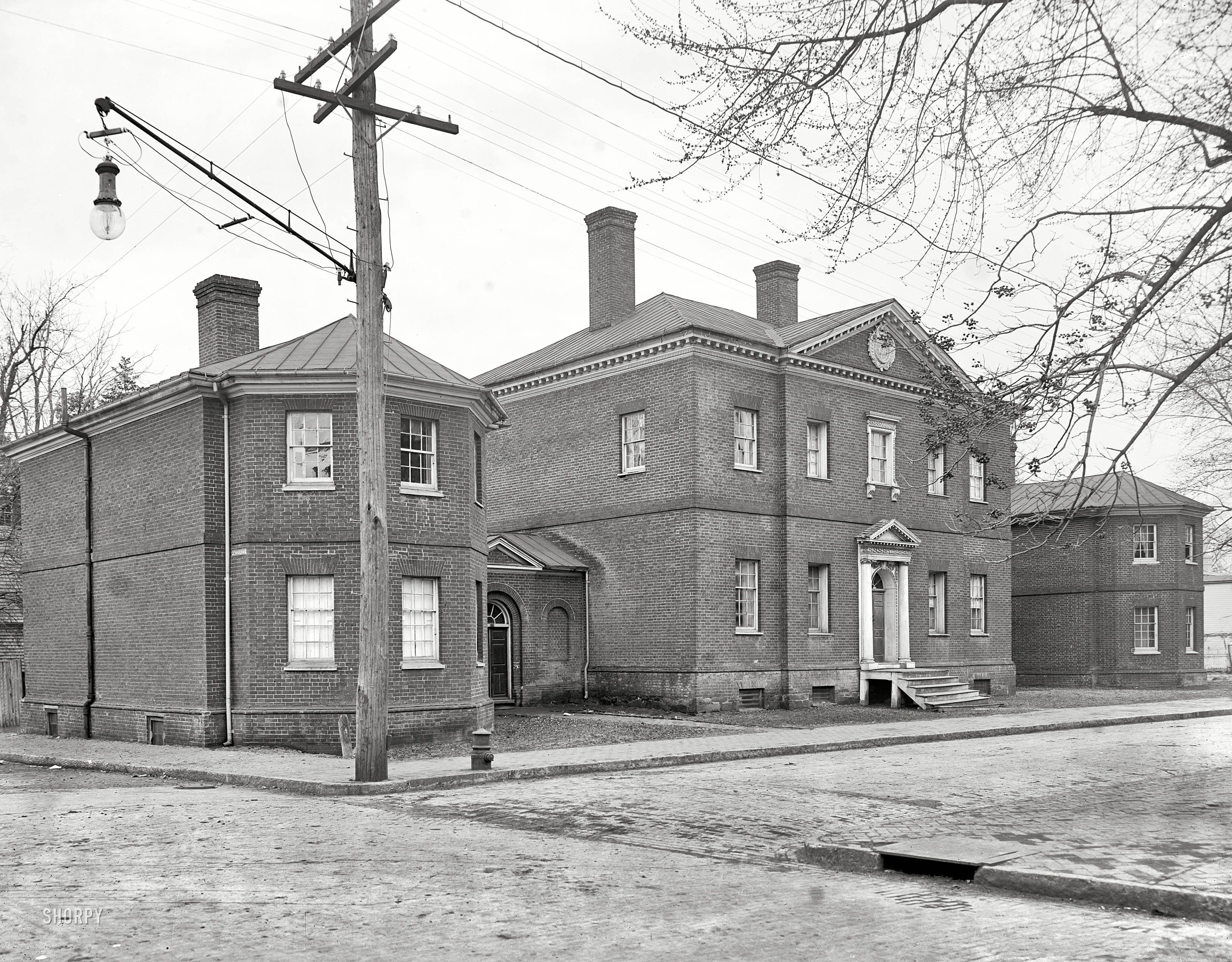 Annapolis, Maryland, circa 1905. "Old Harwood mansion (Hammond-Harwood House)." Street-furniture nerds will appreciate the carbon arc lamp with the yardarm-style boom, and the odd-looking hydrant. View full size.