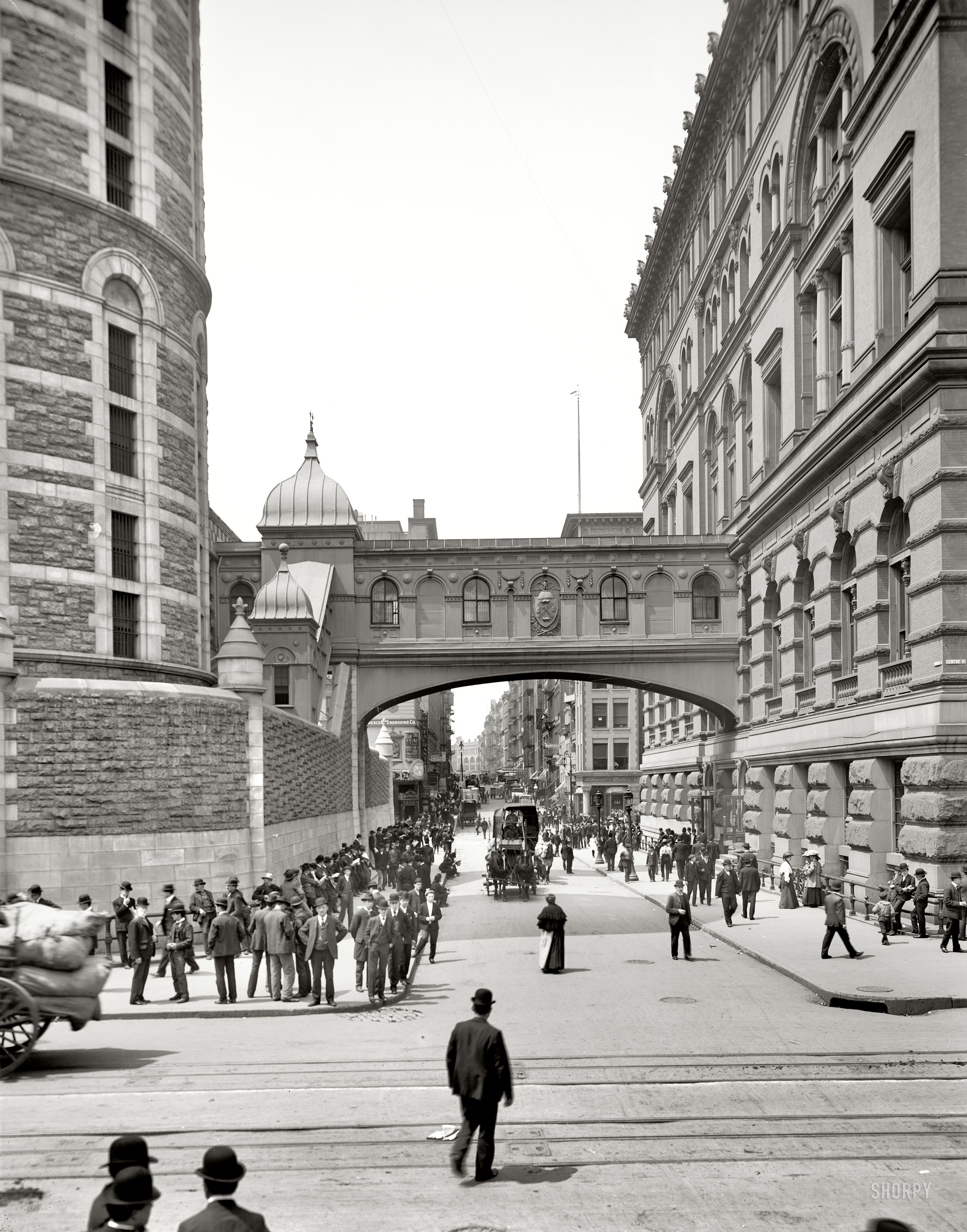 New York City circa 1905. "Bridge of Sighs." Named after a similar span in Venice, this covered passage connected the Tombs prison and Manhattan Criminal Courts building. 8x10 dry plate glass negative, Detroit Publishing Co. View full size.