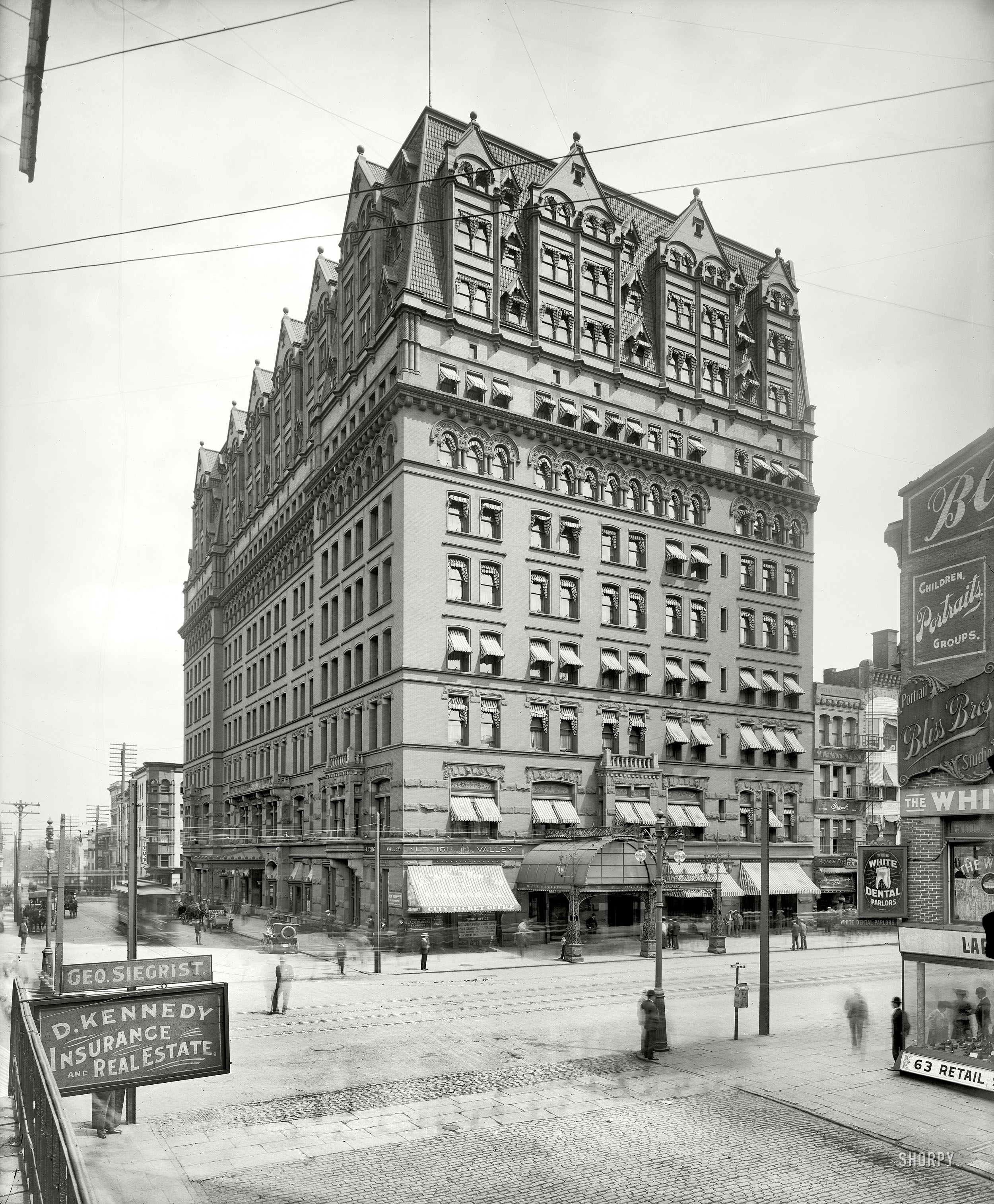 Buffalo, New York, circa 1905. "Hotel Iroquois." A nice selection of ghost pedestrians in this time exposure. Detroit Publishing Co. View full size.