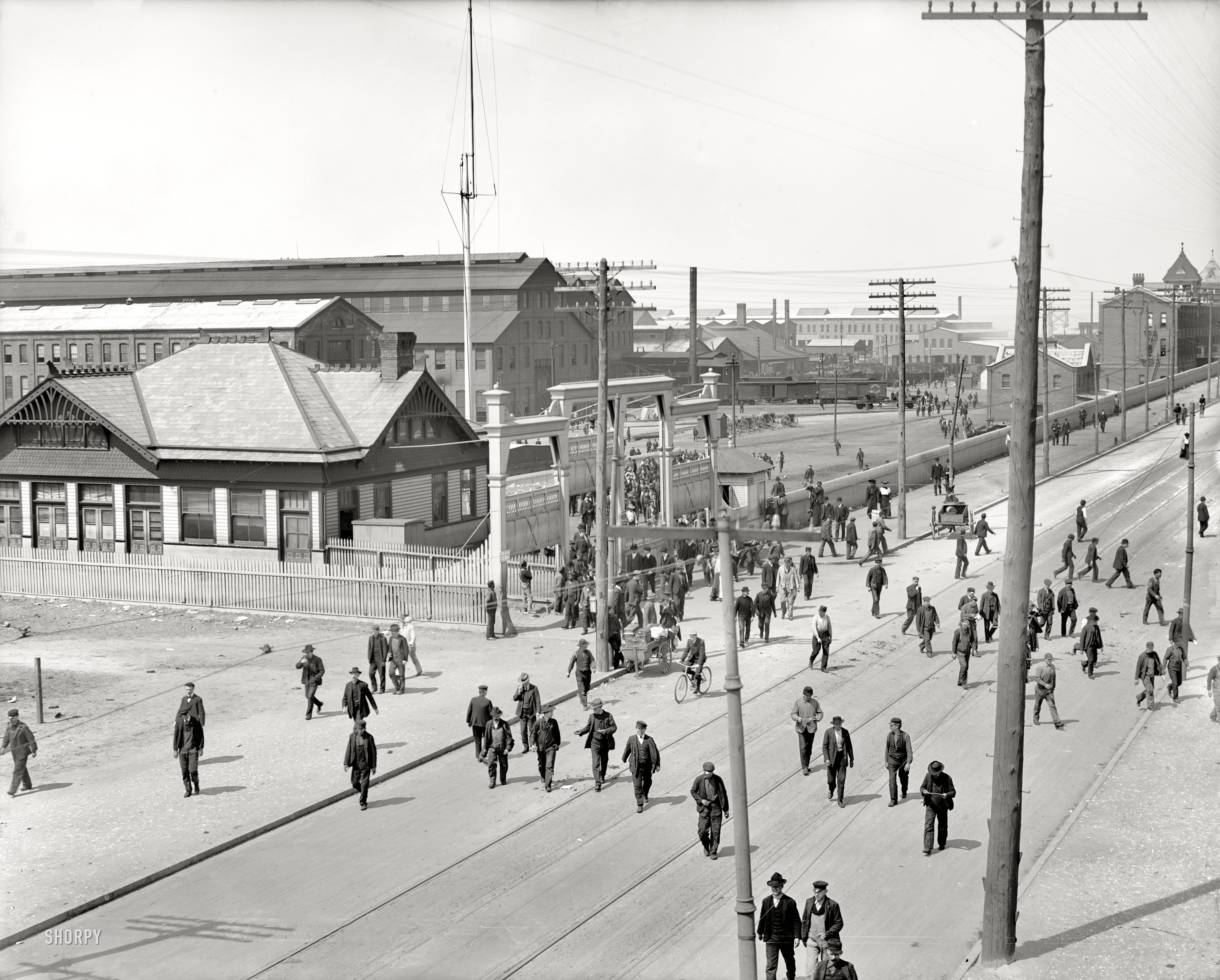 Newport News, Virginia, circa 1905. "Noon hour at the shipyard." 8x10 inch dry plate glass negative, Detroit Publishing Company. View full size.