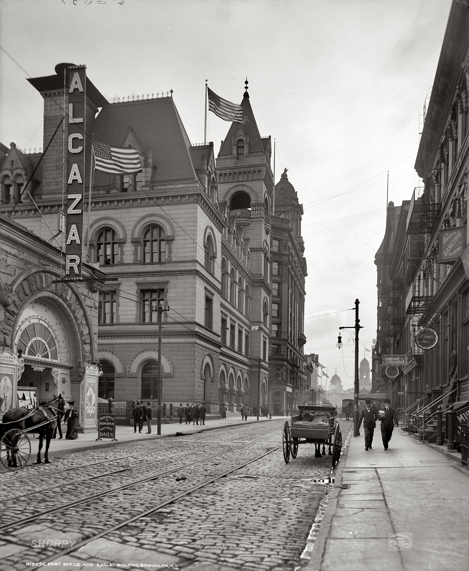 1906. "Post Office and Eagle Building. Brooklyn, N.Y." At the Alcazar Theatre: "smoking concerts." Detroit Publishing Co. glass negative. View full size.