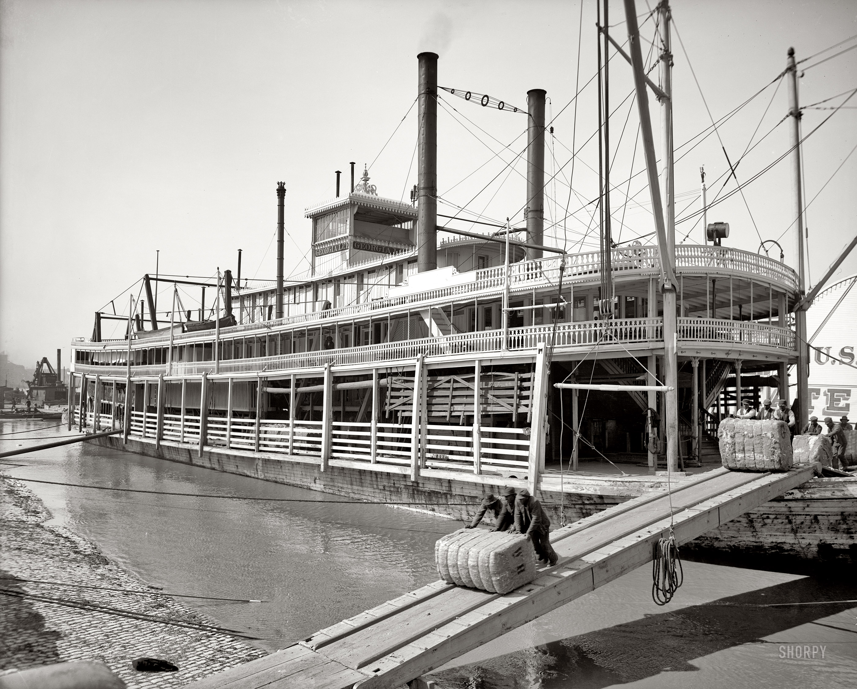 Mississippi River circa circa 1906. "Steamer Georgia Lee at Memphis, Tenn." 8x10 inch glass negative, Detroit Publishing Company. View full size.