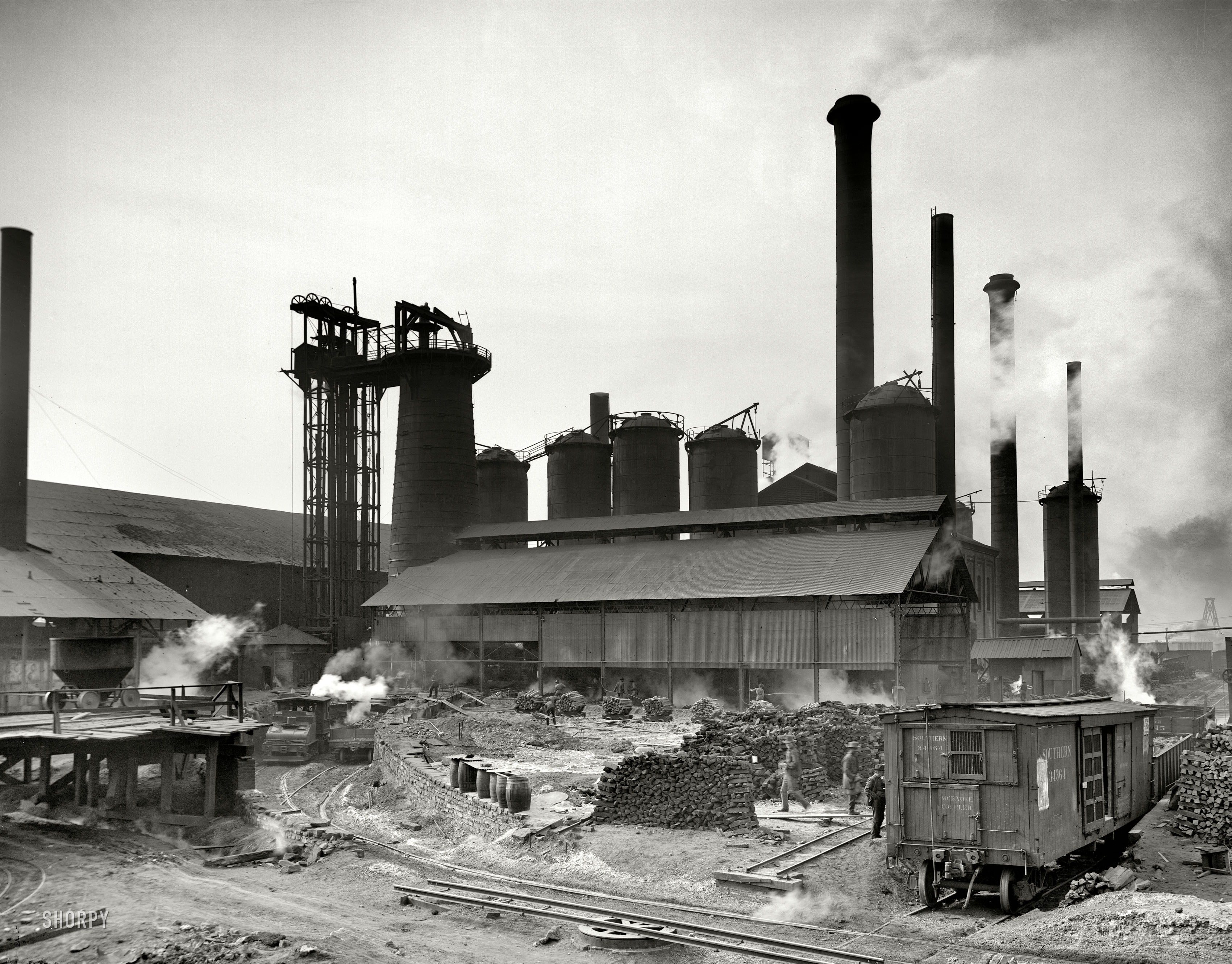 Birmingham, Alabama, circa 1906. "Sloss City furnaces." Four years later, our site's namesake, Shorpy Higginbotham, would be working for the Sloss-Sheffield Iron Co. at nearby Bessie Mine, helping to supply coal for the furnaces at this steel mill. 8x10 inch glass negative, Detroit Publishing Co. View full size.
