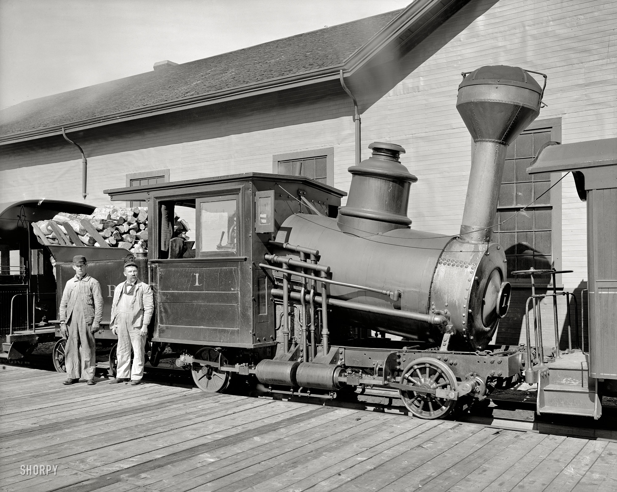 Circa 1906. "Engine, Mount Washington Railway, White Mountains, New Hampshire." The little engine that could also serve as a portable pizza oven. 8x10 inch dry plate glass negative, Detroit Publishing Company. View full size.