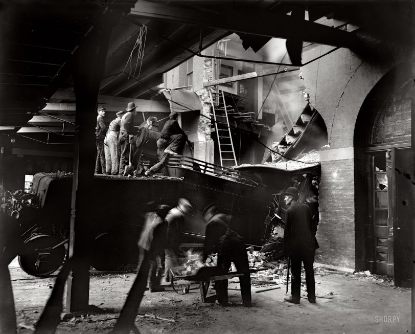 November 12, 1906. "Accident at Michigan Central R.R. depot, Detroit." 8x10 inch dry plate glass negative, Detroit Publishing Company. View full size.
