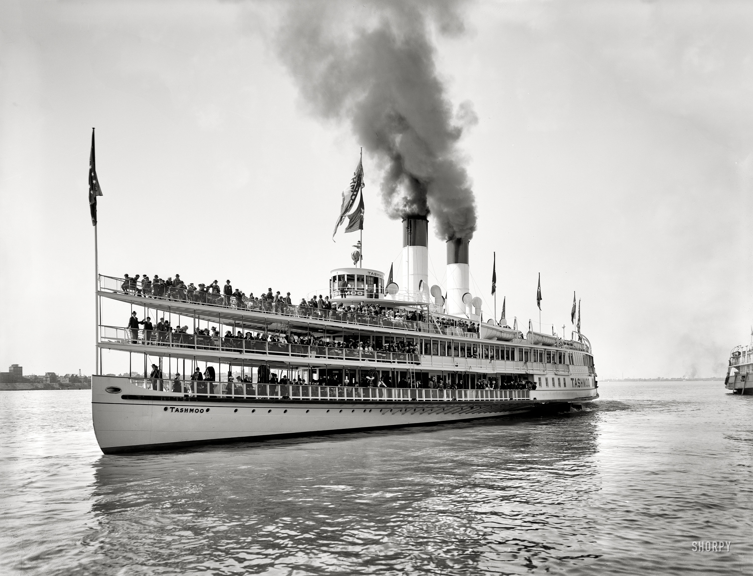 Circa 1901. "Sidewheeler Tashmoo." Our fourth look at the popular excursion steamer, which plied the Detroit River between Detroit and Port Huron. 8x10 inch glass negative by Lycurgus S. Glover, Detroit Publishing Co. View full size.