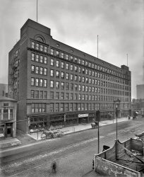 Circa 1900. "Colonial Hotel, Cleveland." Home to the Colonial Arcade. 8x10 inch dry plate glass negative, Detroit Publishing Company. View full size.