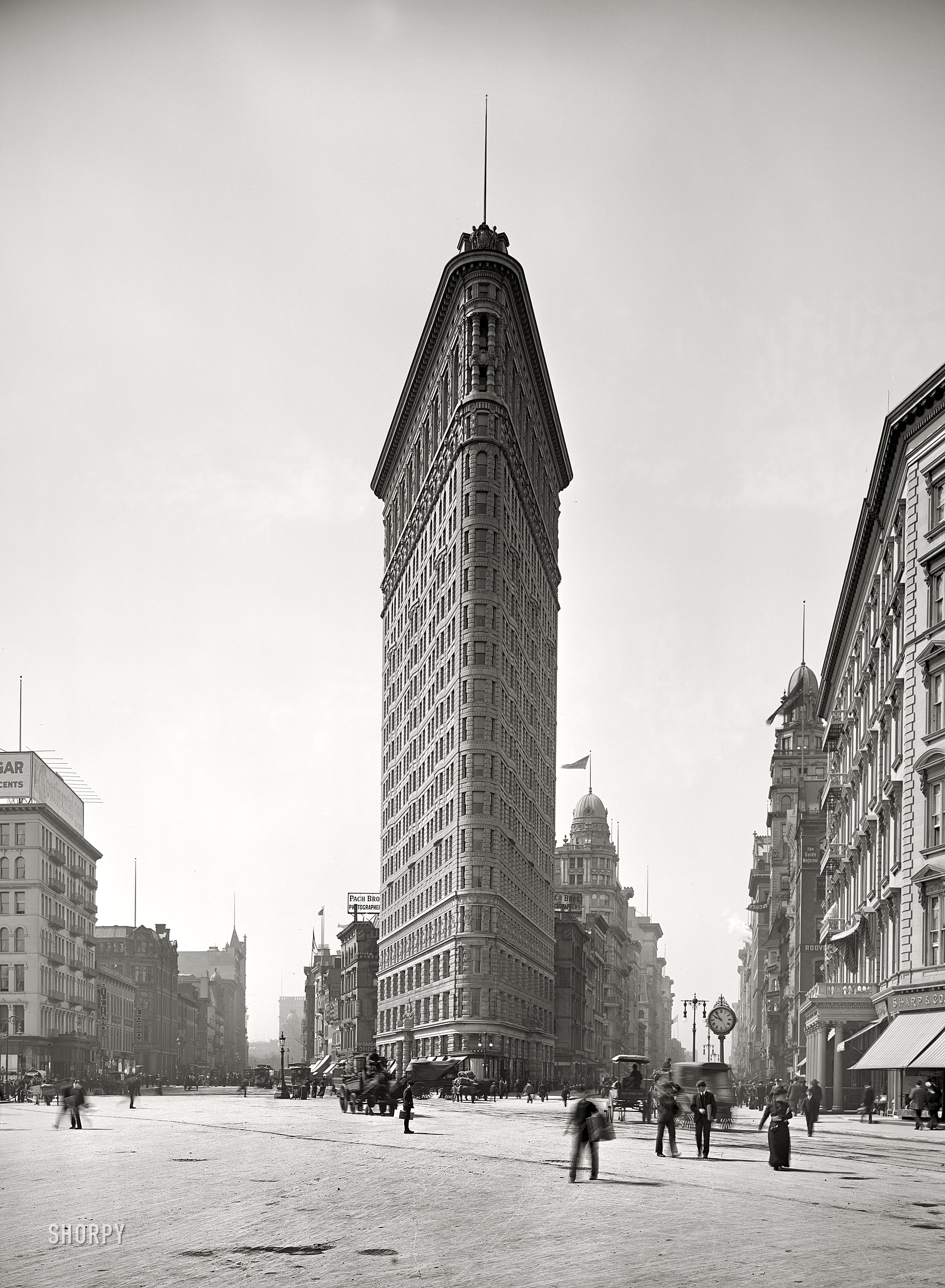 New York circa 1905. "The Flatiron building." The iconic proto-skyscraper early in its life. Detroit Publishing Company glass negative. View full size.