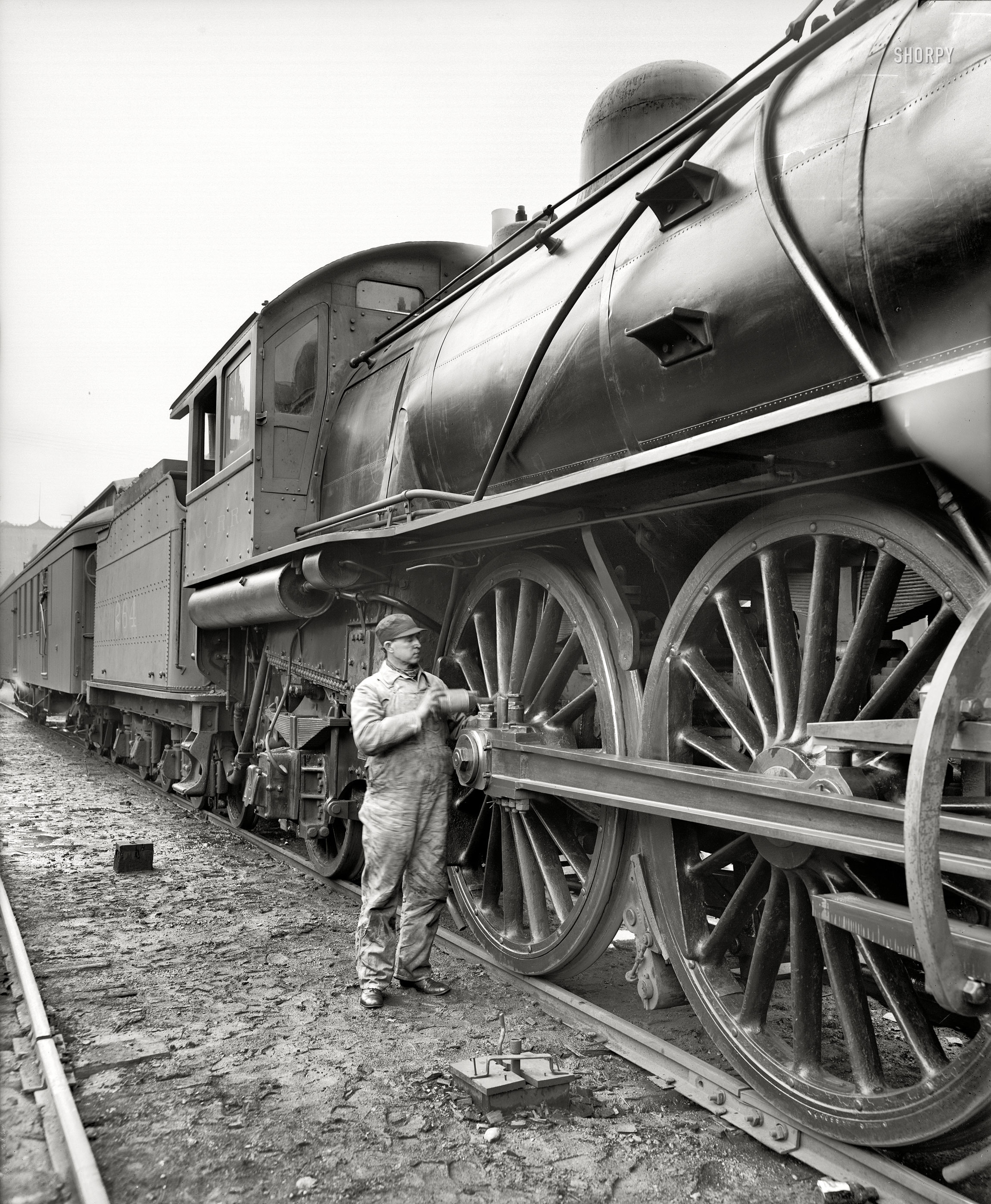 Circa 1904. "Michigan Central Railroad engineer oiling up before the start." 8x10 inch dry plate glass negative, Detroit Publishing Company. View full size.