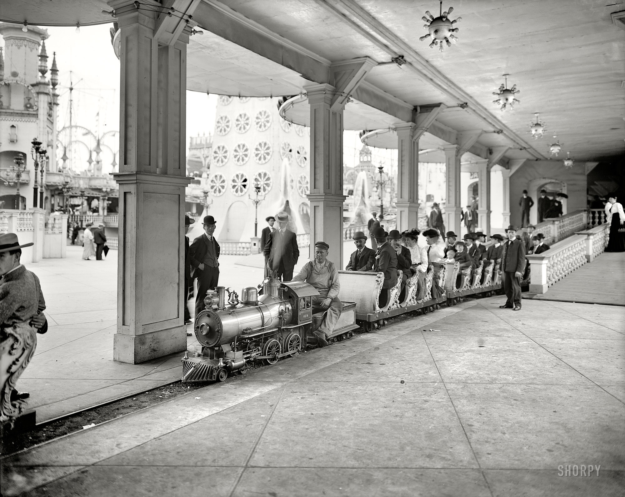 New York circa 1905. "Miniature railway, Coney Island." All aboard! 8x10 inch dry plate glass negative, Detroit Publishing Company. View full size.