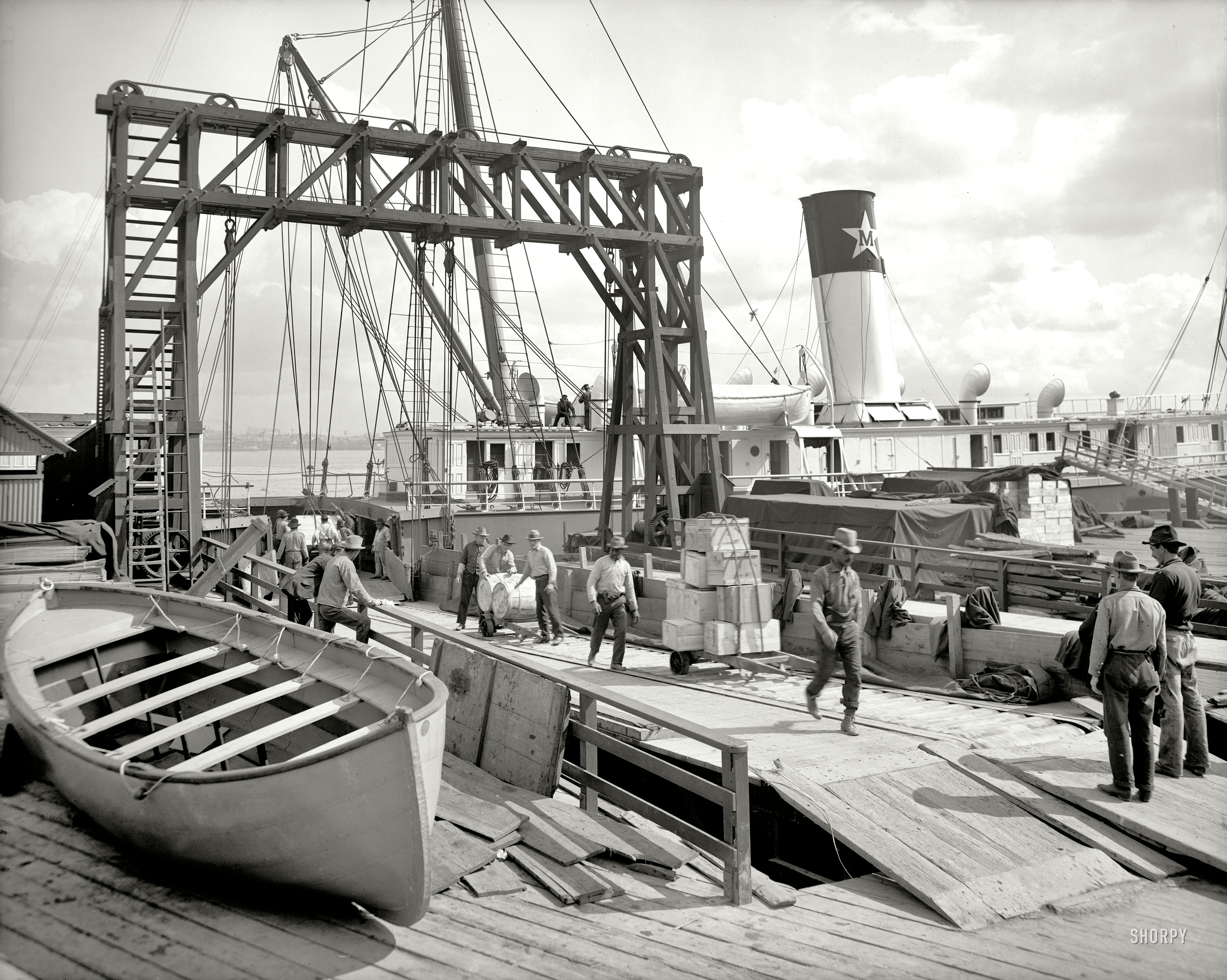Circa 1906. "Dock conveyors, New Orleans." On the waterfront along the Mississippi. 8x10 inch glass negative, Detroit Publishing Co. View full size.
