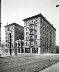 Birmingham, Alabama, circa 1906. "Hotel Hillman." Our second look at this inviting inn. 8x10 inch glass negative, Detroit Publishing Co. View full size.