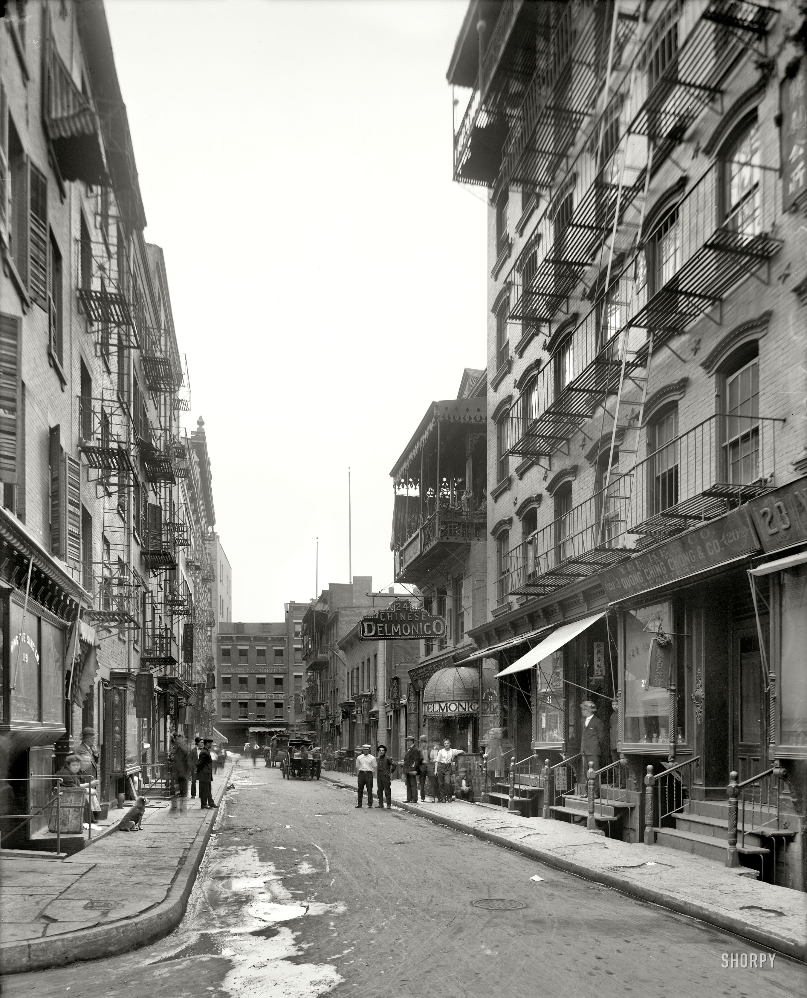 New York circa 1910. "Pell Street, Chinatown." Mon Lay Won, a restaurant that billed itself as the "Chinese Delmonico," figured in the Tong Wars of the early 20th century. 8x10 glass negative, Detroit Publishing Co. View full size.