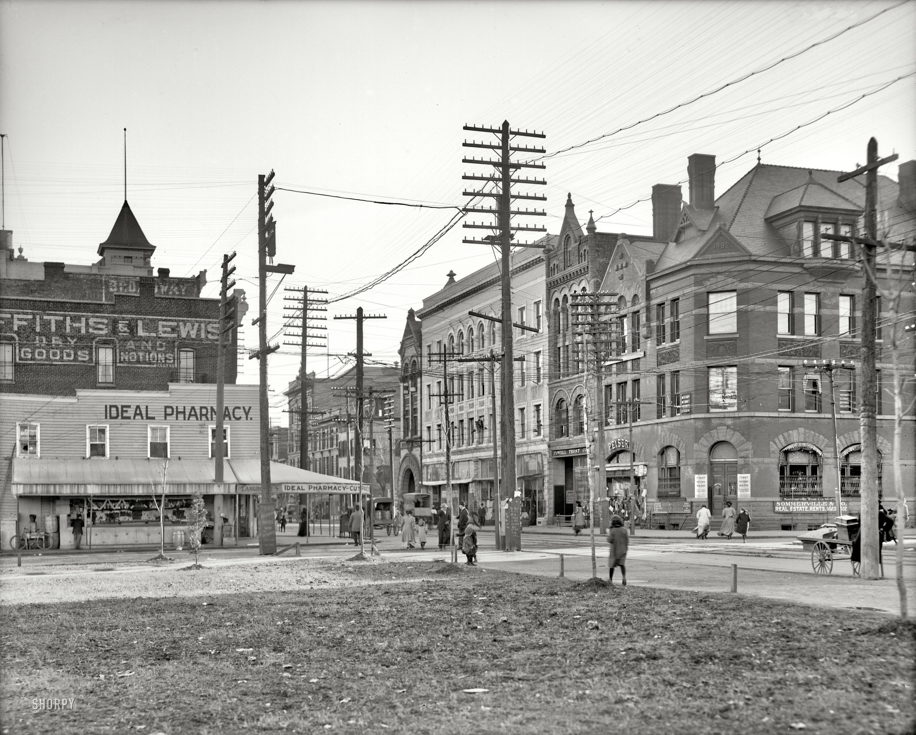 Newport News, Virginia, circa 1905. "Washington Avenue." 8x10 inch dry plate glass negative, Detroit Publishing Company. View full size.