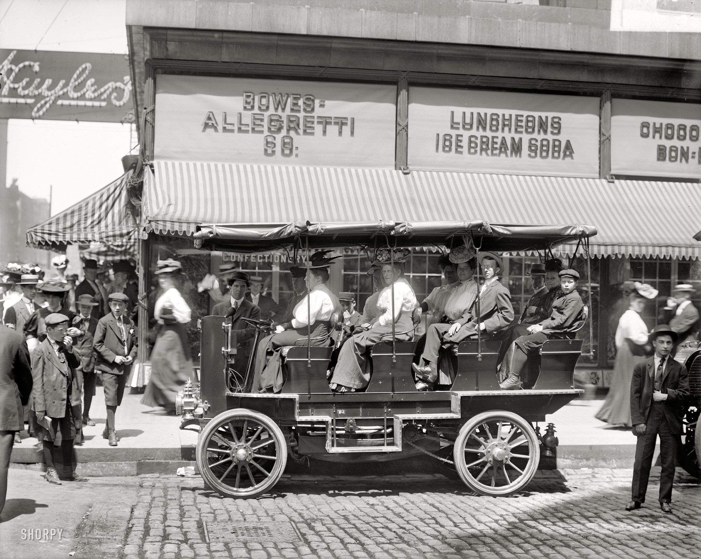 Circa 1908. "Seeing Chicago, auto at Monroe near State." 8x10 inch dry plate glass negative by Hans Behm, Detroit Publishing Company. View full size.
