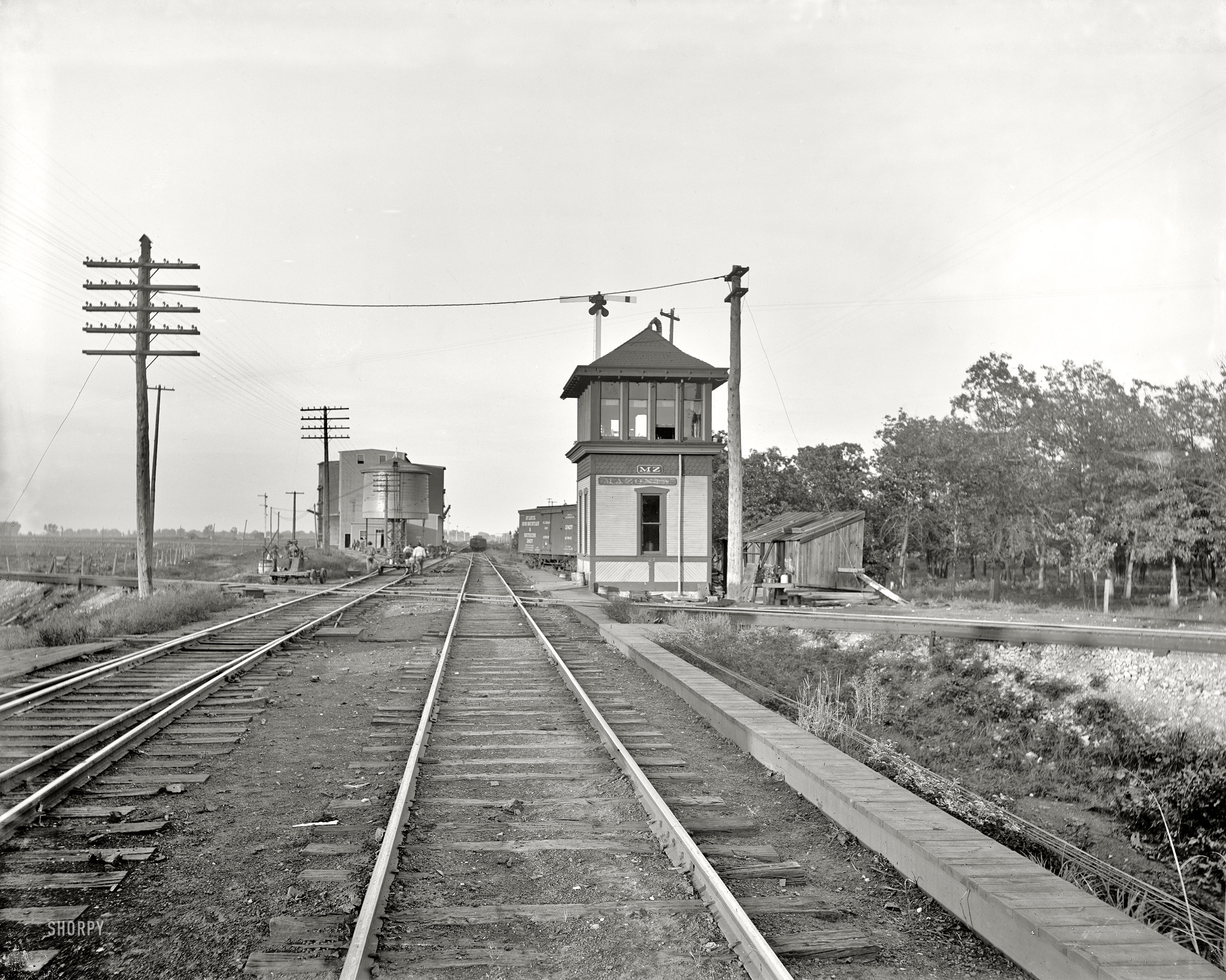 Circa 1900. "Chicago & Alton Railroad. Signal station and crossroads at Mazonia, Illinois." 8x10 inch glass negative, Detroit Publishing Co. View full size.