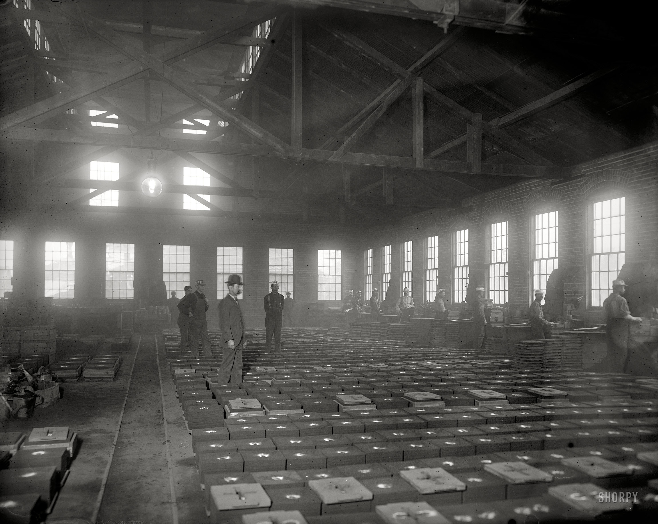 Chelsea, Michigan, circa 1901. "Glazier Stove Company molding room." No matter where Shorpy may roam, he inevitably seems to find his way back to the stove factory. 8x10 glass negative, Detroit Publishing Co. View full size.
