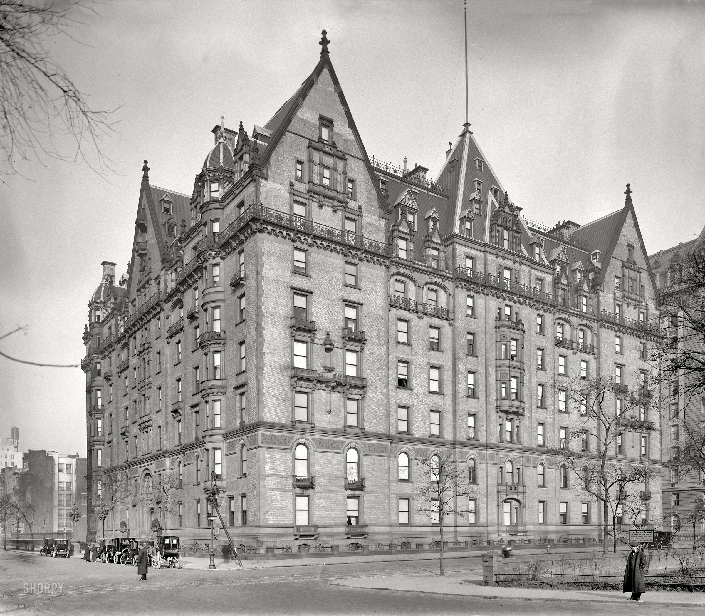 New York circa 1912. "Dakota Apartments, Central Park West and West 72nd Street." 8x10 inch glass negative, Detroit Publishing Company. View full size.