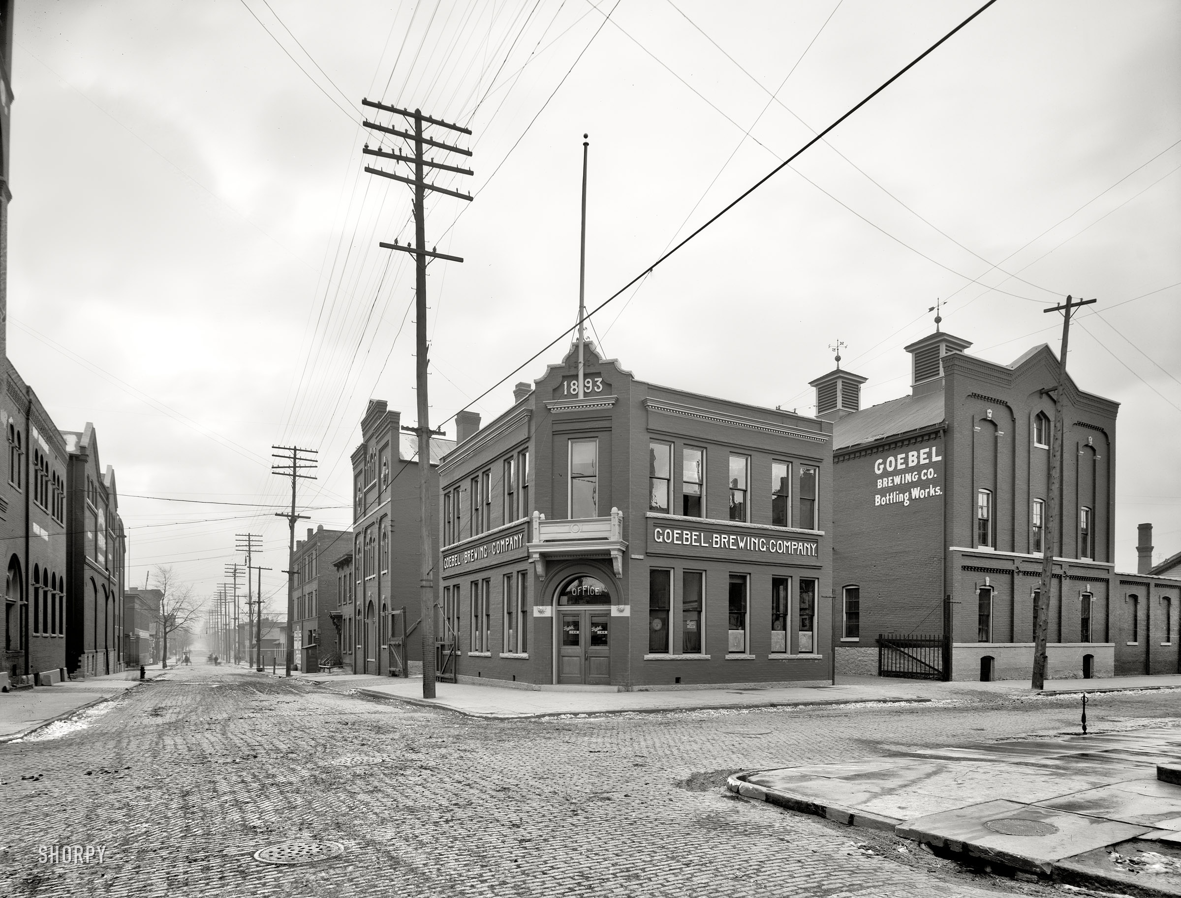 Detroit, Michigan, circa 1905. "Goebel Brewing Co., bottling works." 8x10 inch dry plate glass negative, Detroit Publishing Company. View full size.