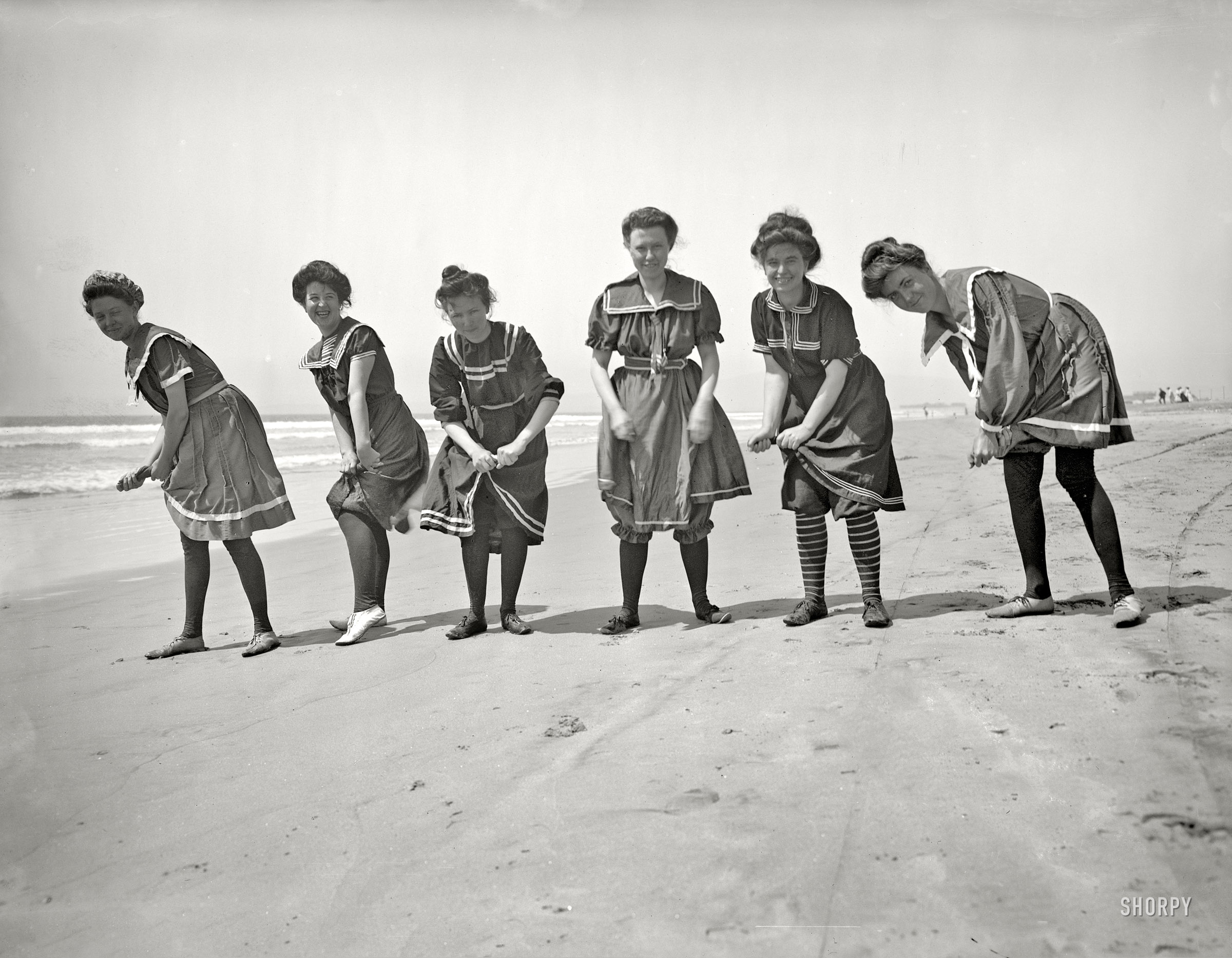 The Jersey Shore circa 1905. "A wringing match." Show us your knees! 8x10 inch dry plate glass negative, Detroit Publishing Company. View full size.