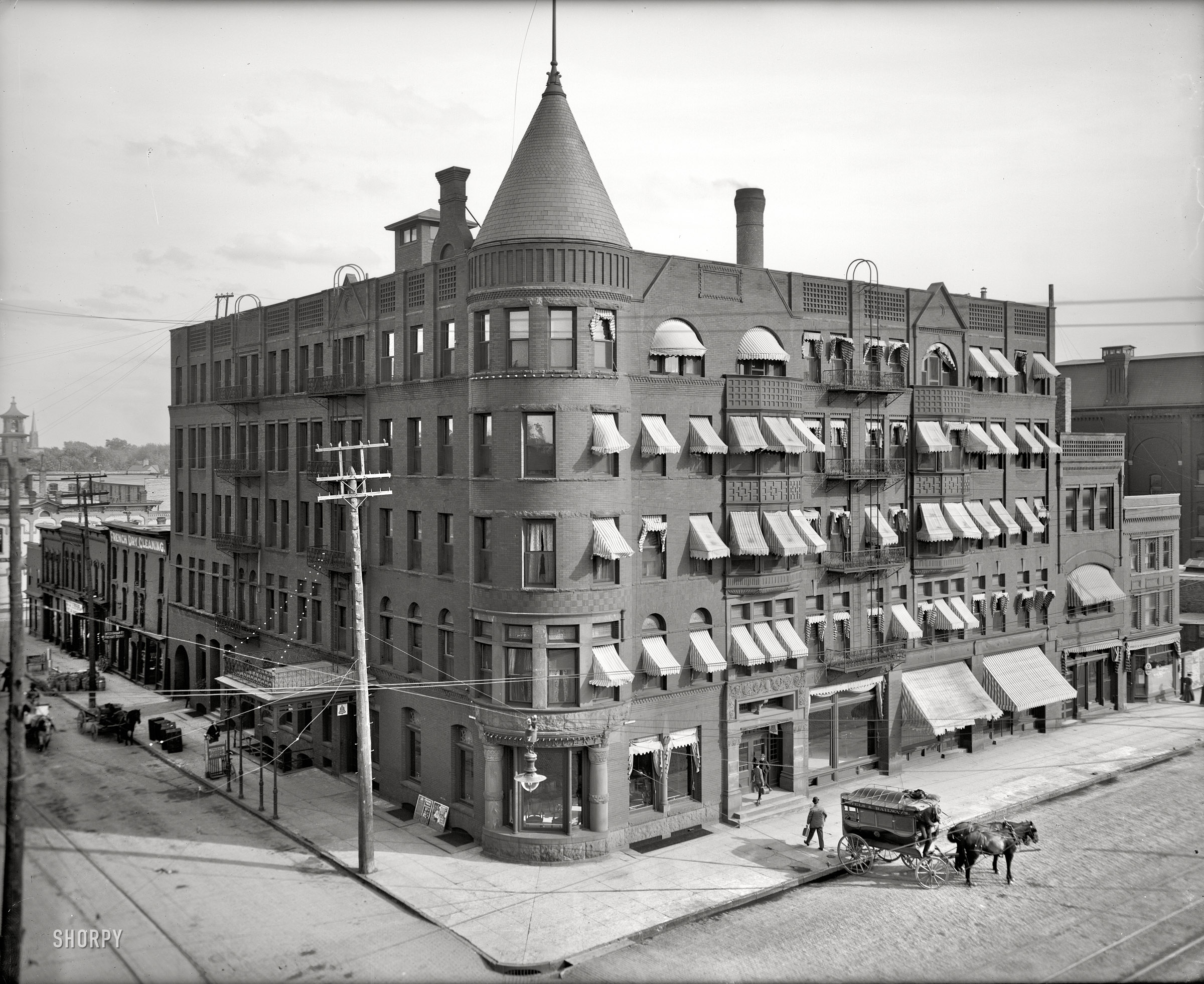 Saginaw, Michigan, circa 1905. "Hotel Vincent." Try our depot shuttle. 8x10 inch dry plate glass negative, Detroit Publishing Company. View full size.