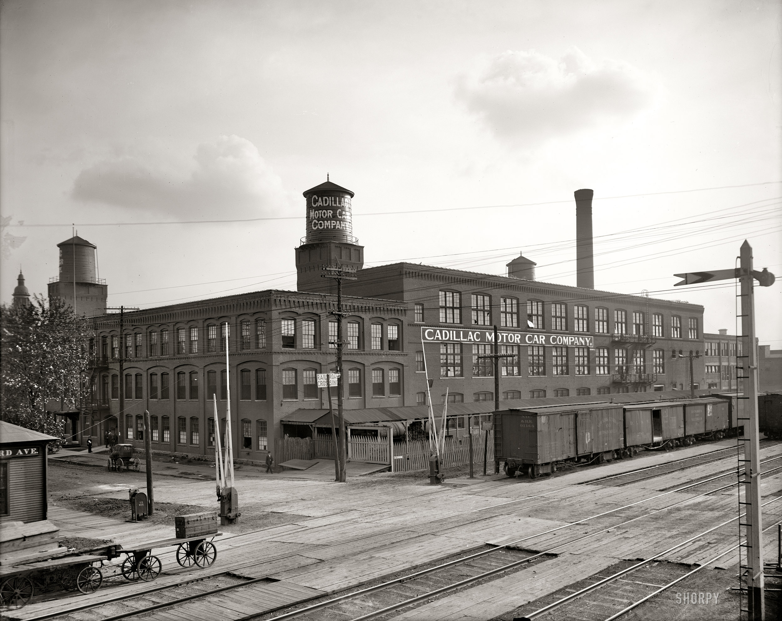 Detroit circa 1908. "Cadillac Motor Car Company." Cradle of the tailfin. 8x10 inch dry plate glass negative, Detroit Publishing Company. View full size.