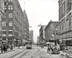 St. Paul, Minn., circa 1908. "Robert Street." With dental parlors in Starbucksian abundance. 8x10 inch glass negative, Detroit Publishing Co. View full size.