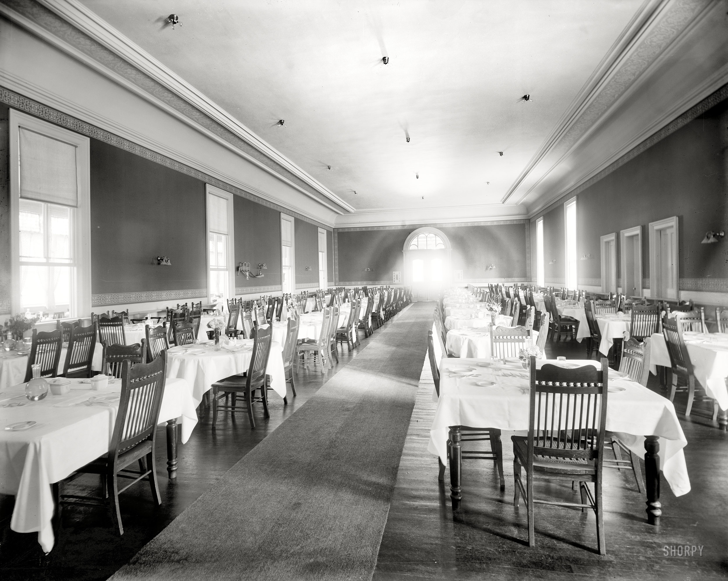 Lake George, New York, circa 1908. "Main dining room, Fort William Henry Hotel." Two for dinner? Excellent. But there's a wait. View full size.