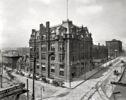Cincinnati, Ohio, circa 1905. "Central Union Station." You there in the window -- get to work! 8x10 inch glass negative, Detroit Publishing Co. View full size.