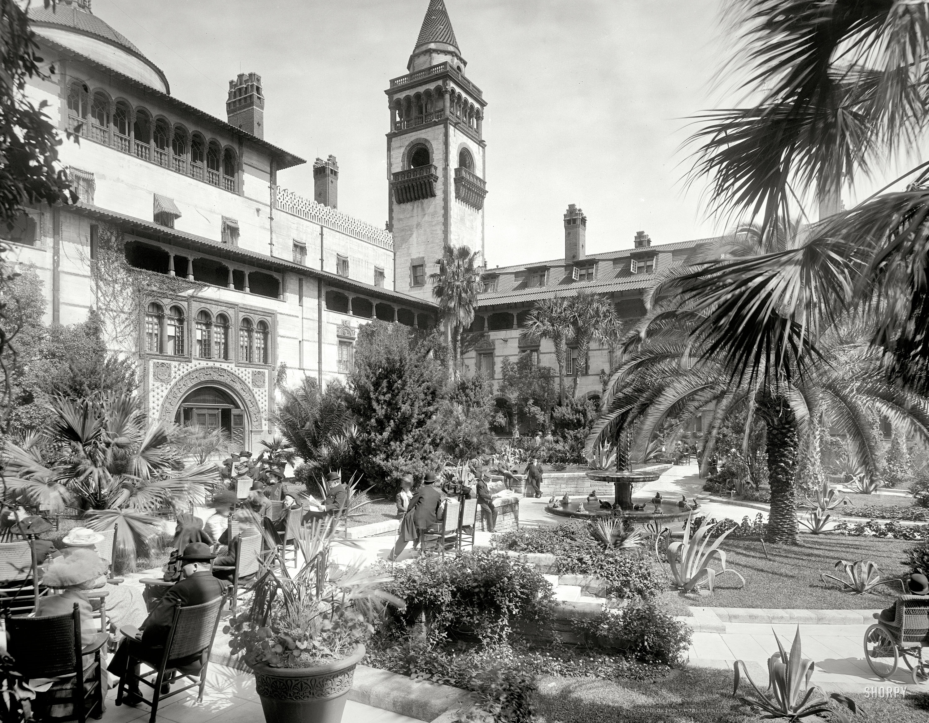St. Augustine, Florida, circa 1905. "Court of the Ponce de Leon Hotel." 8x10 inch dry plate glass negative, Detroit Publishing Company. View full size.