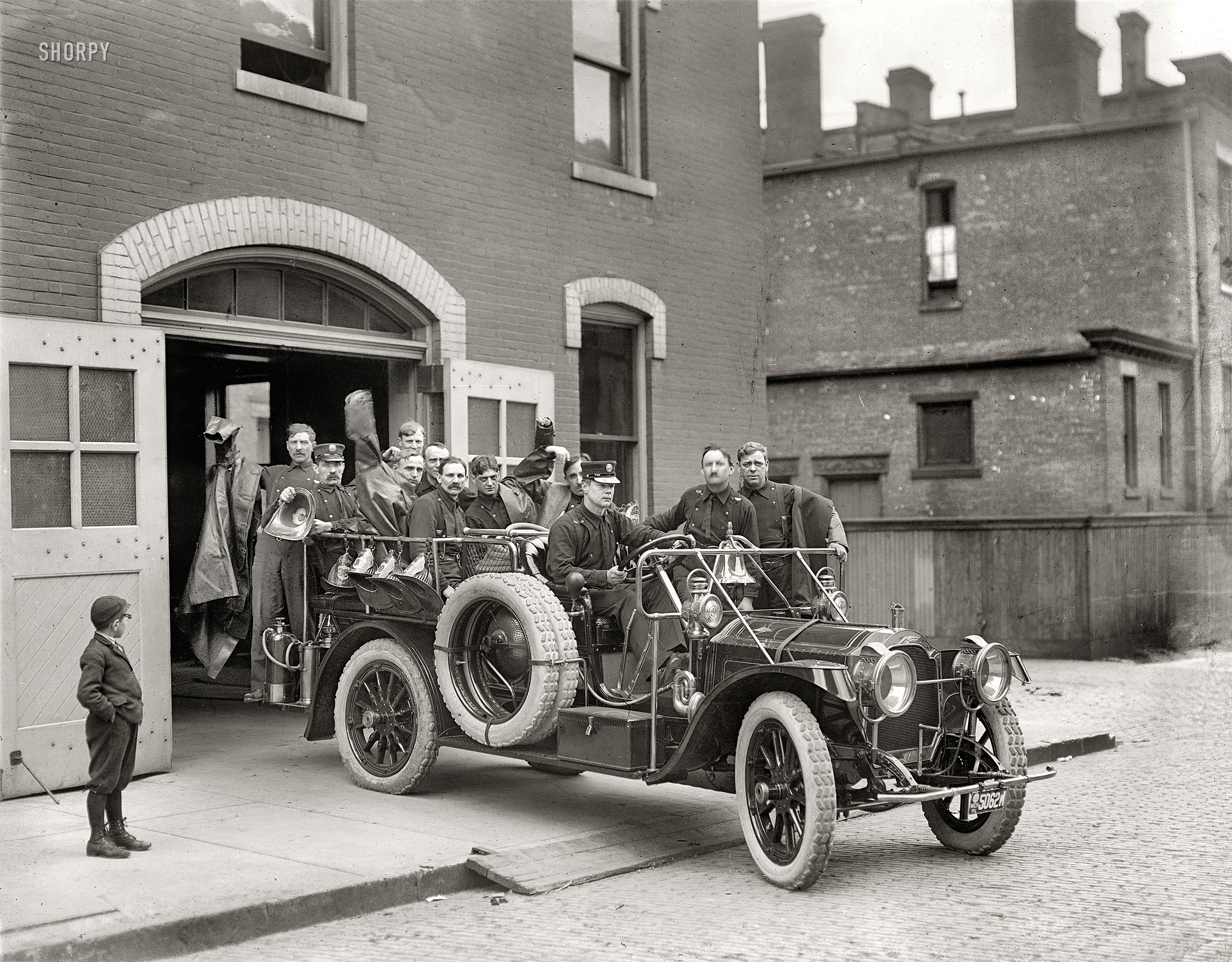May 3, 1911. Detroit, Michigan. "Packard fire squad." Ask the fireman who owns one. 8x10 inch glass negative, Detroit Publishing Company. View full size.