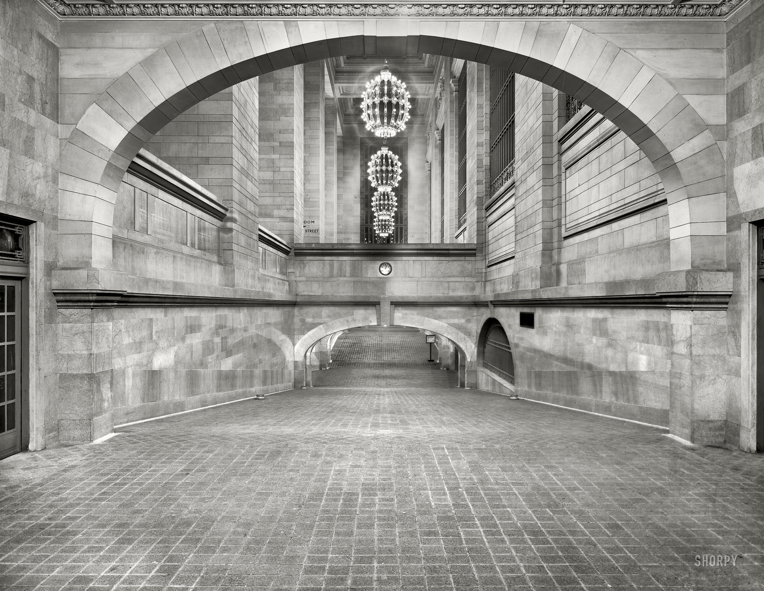 New York circa 1910. "Incline from subway to suburban concourse, Grand Central Terminal." 8x10 glass negative, Detroit Publishing Co. View full size.