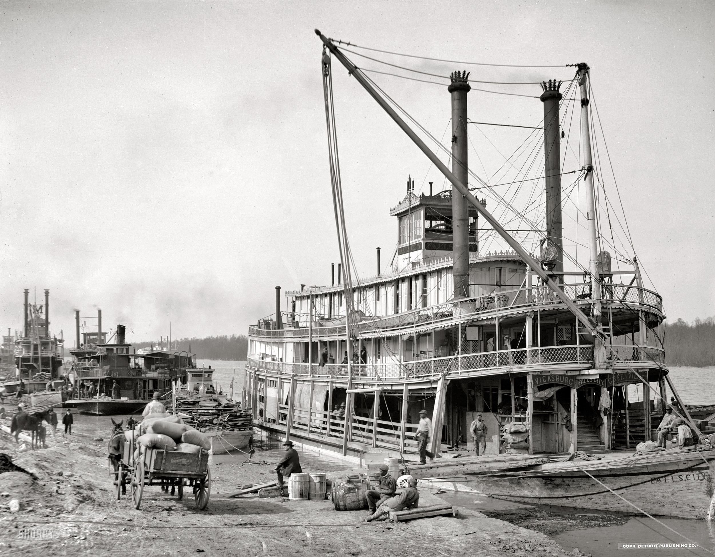 Vicksburg, Mississippi, circa 1900. "The levee." And the sternwheeler Falls City. Dry plate glass negative, Detroit Publishing Company. View full size.