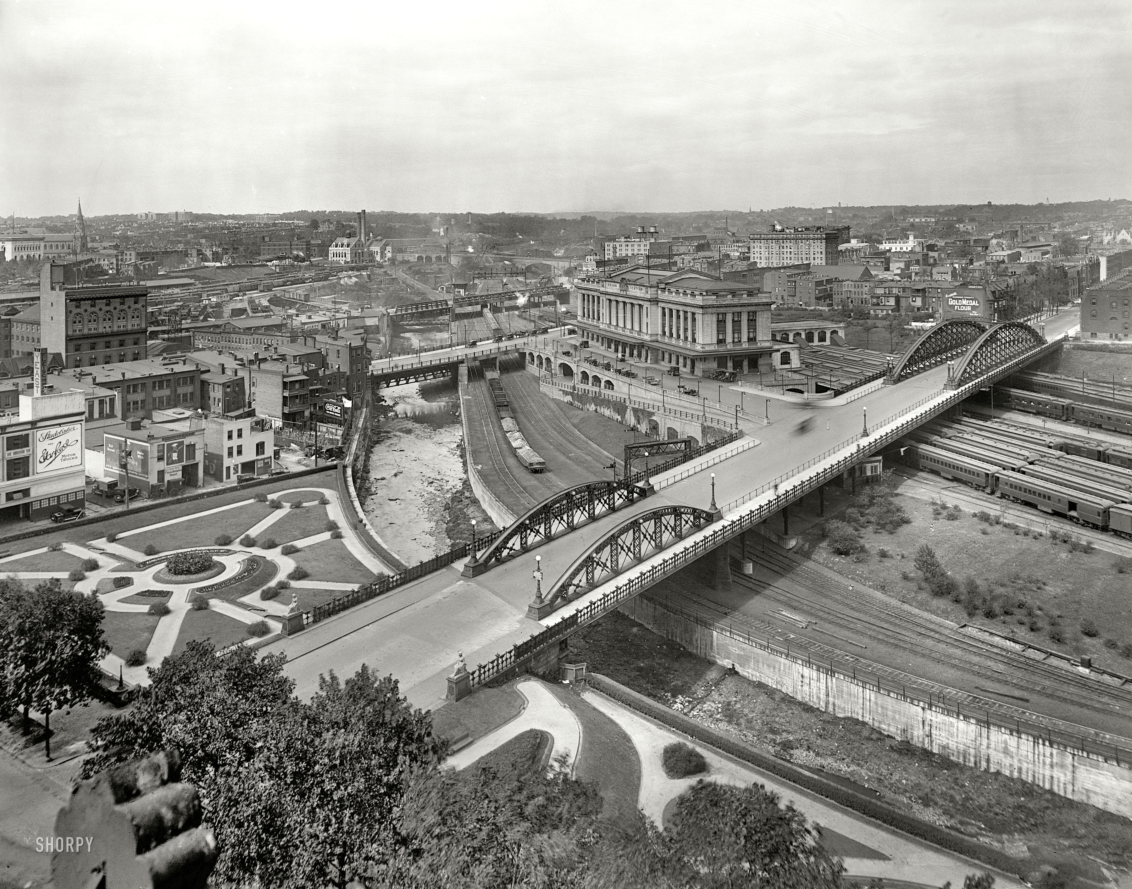 Baltimore, Maryland, circa 1917. "Union Station showing Charles Street and Jones Falls." 8x10 inch glass negative, Detroit Publishing Company. View full size.
