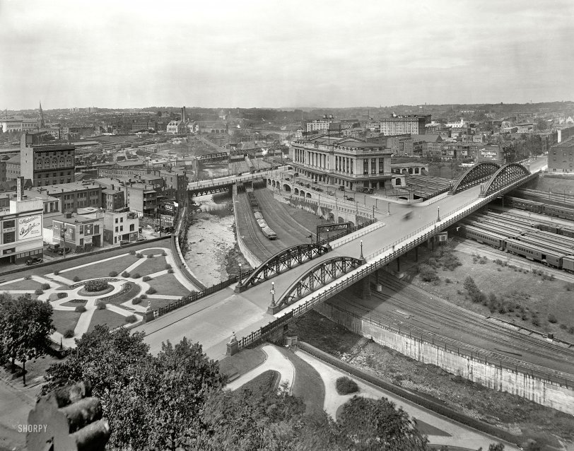 Baltimore, Maryland, circa 1917. "Union Station showing Charles Street and Jones Falls." 8x10 inch glass negative, Detroit Publishing Company. View full size.
