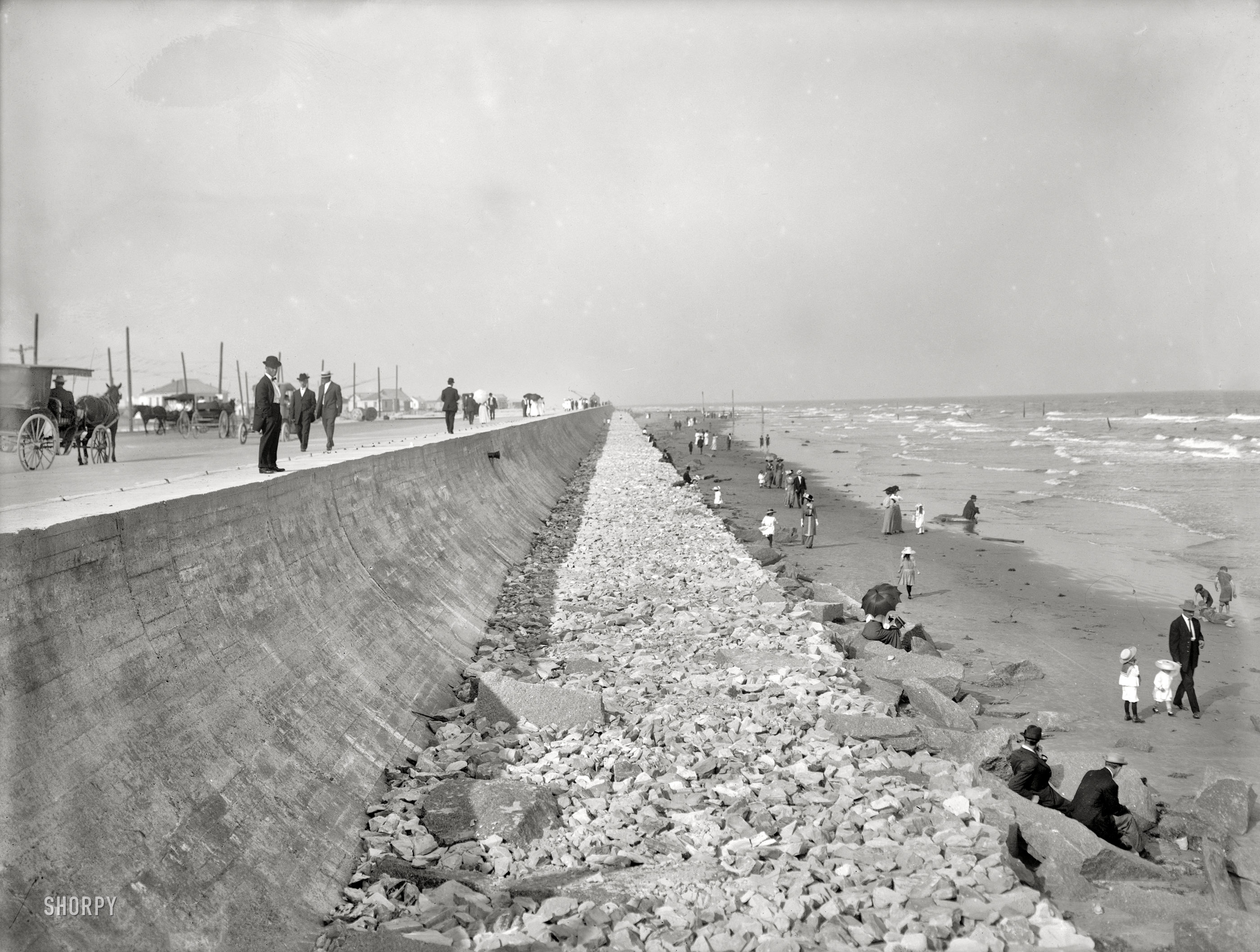 Circa 1905. "Seawall and beach at Galveston, Texas." 6½ x 8½ inch dry plate glass negative, Detroit Publishing Company. View full size.