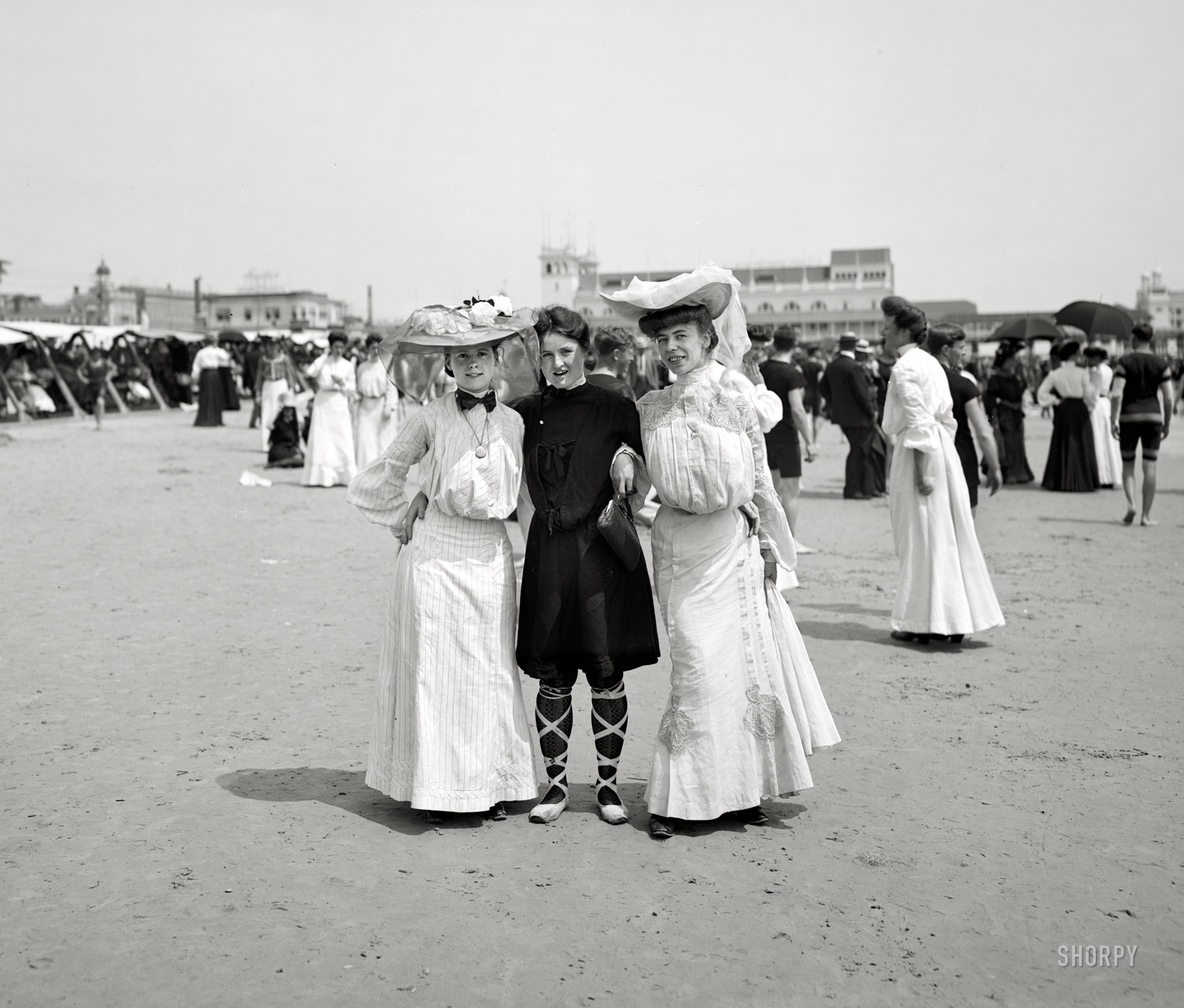 Atlantic City, New Jersey, circa 1905. "Three little maids on pleasure bent." Which I guess would be the 1905 equivalent of "Girls gone wild." Show us your elbows! 8x10 inch glass negative, Detroit Publishing Company. View full size.